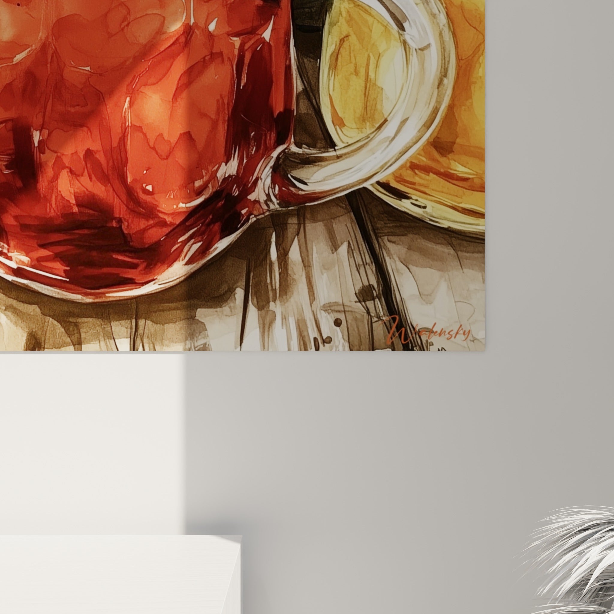 Détail des coulures aquarelle sur le verre translucide, reflets ambrés et mousse texturée au grain visible