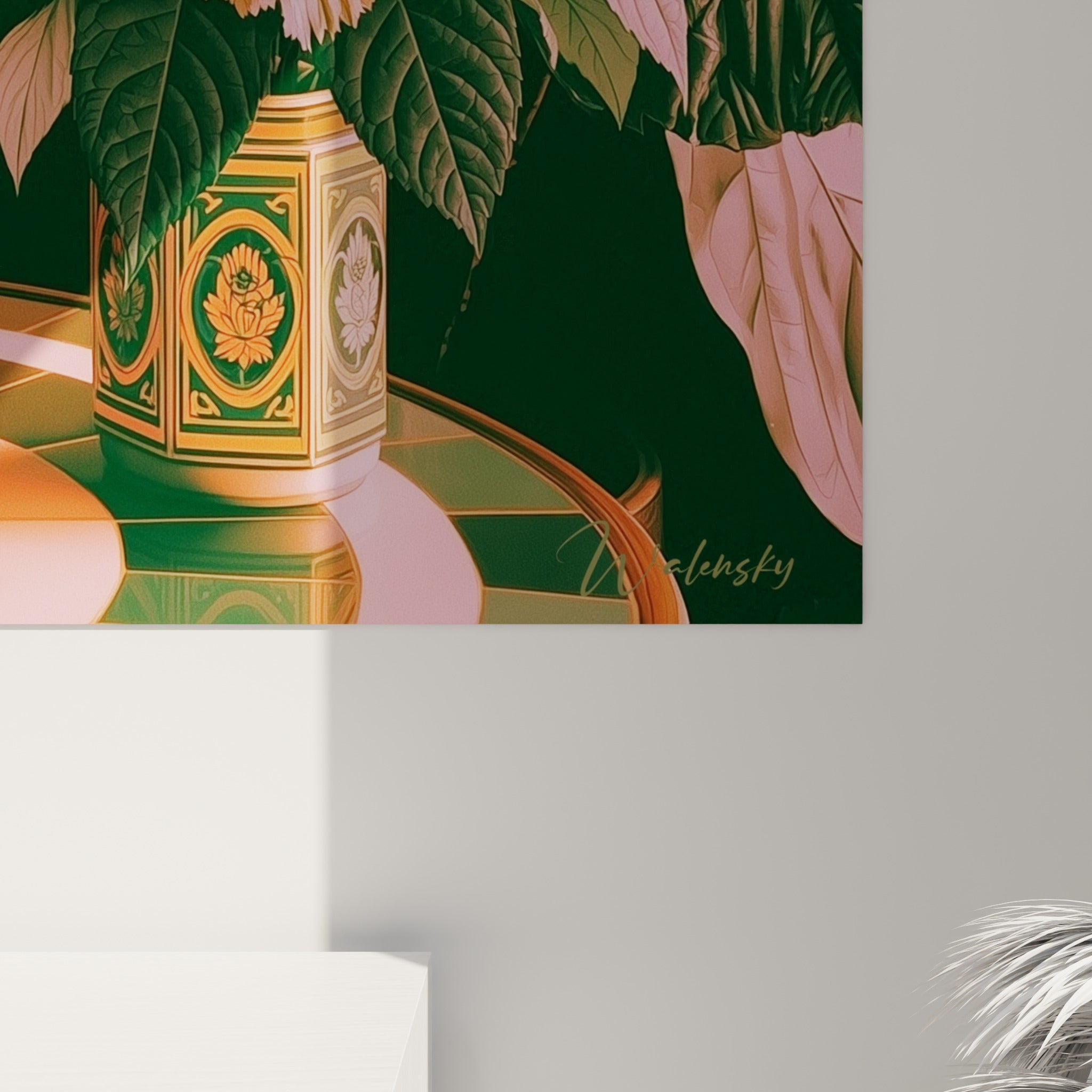 Détail du verre de bière ambrée, grain de l'impression sur les reflets orangés et le vert profond du feuillage