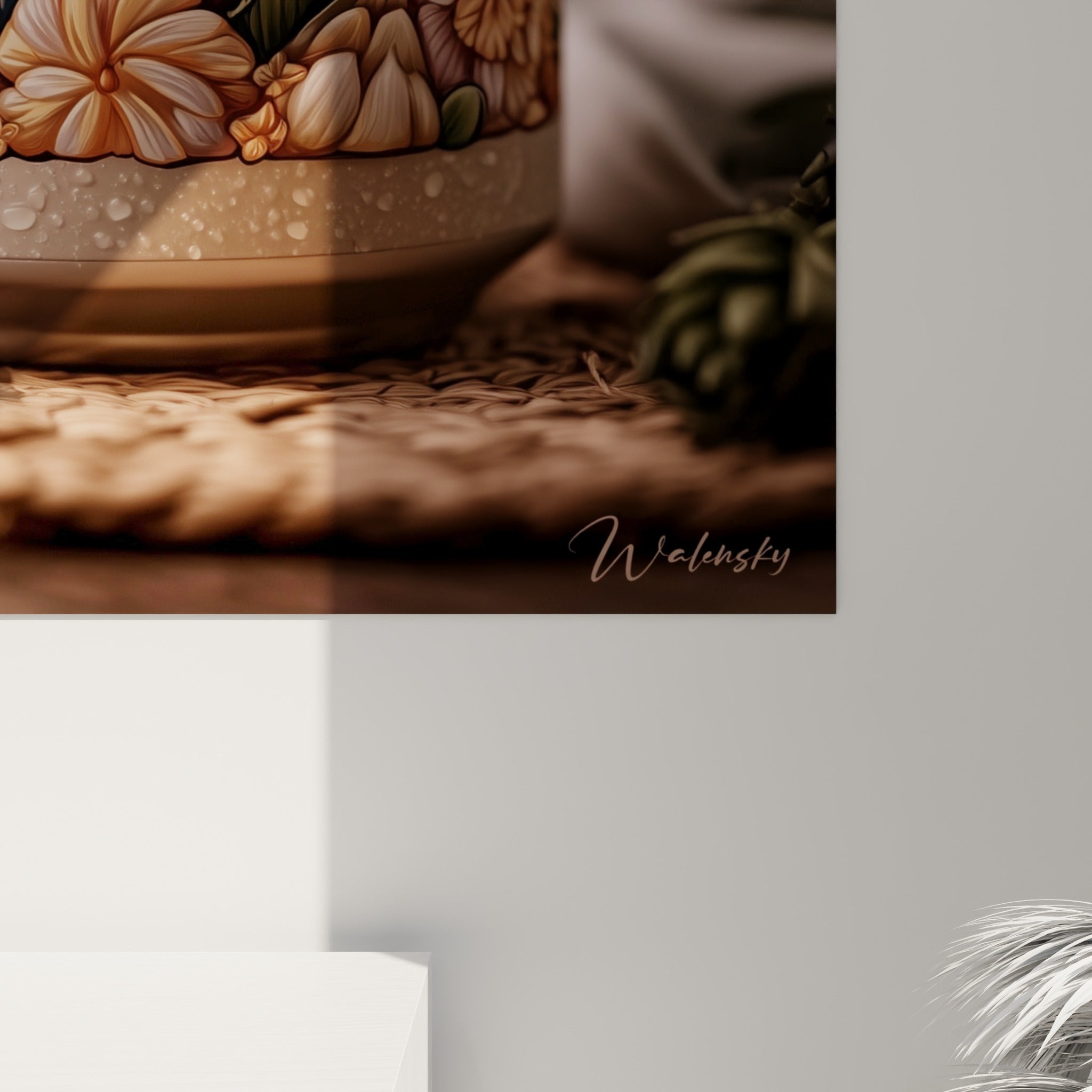 Détail de la mousse blanche épaisse et des motifs floraux ocre sur ce tableau bière artisanal