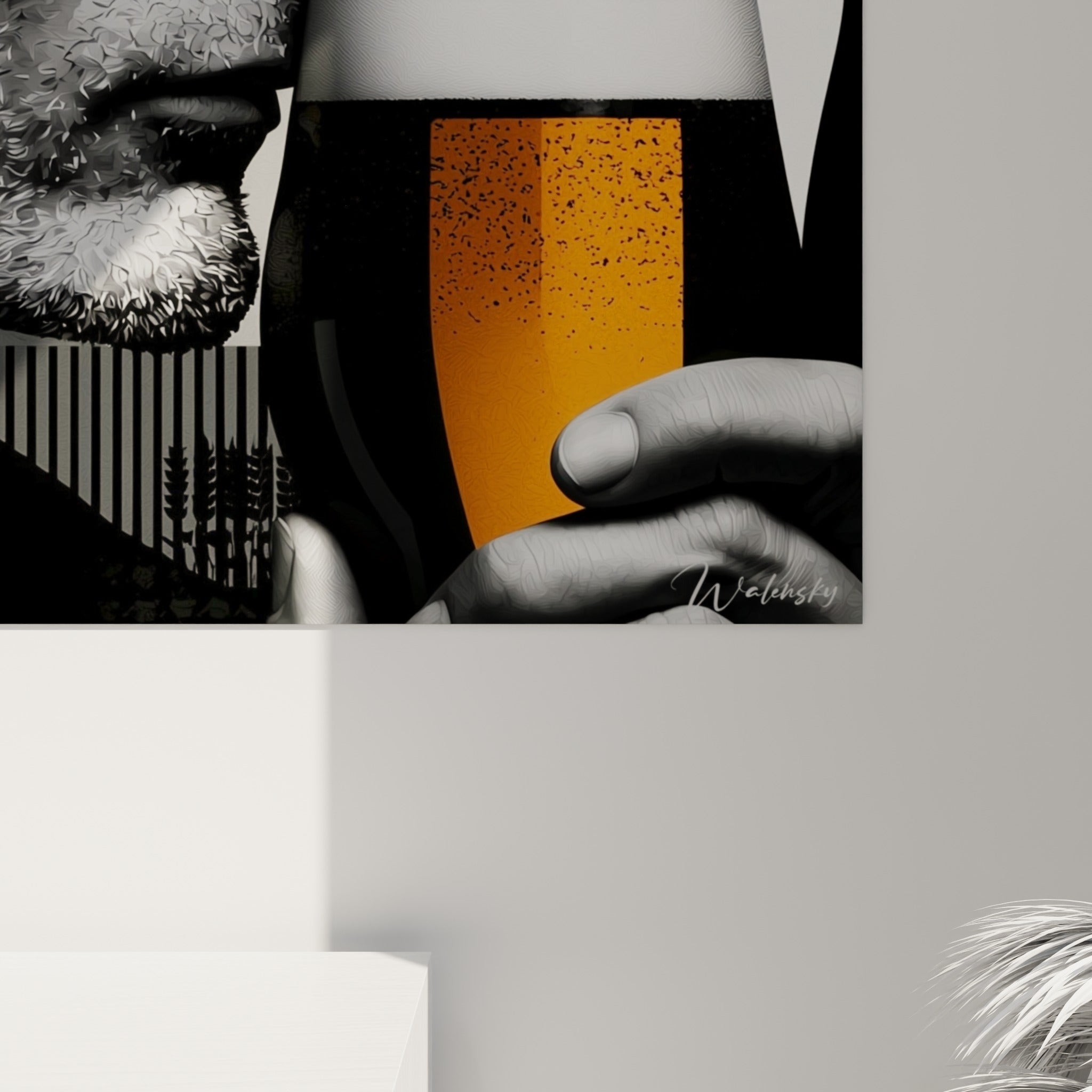 Détail du verre ambré et de la mousse blanche granuleuse contrastant avec le noir profond du portrait