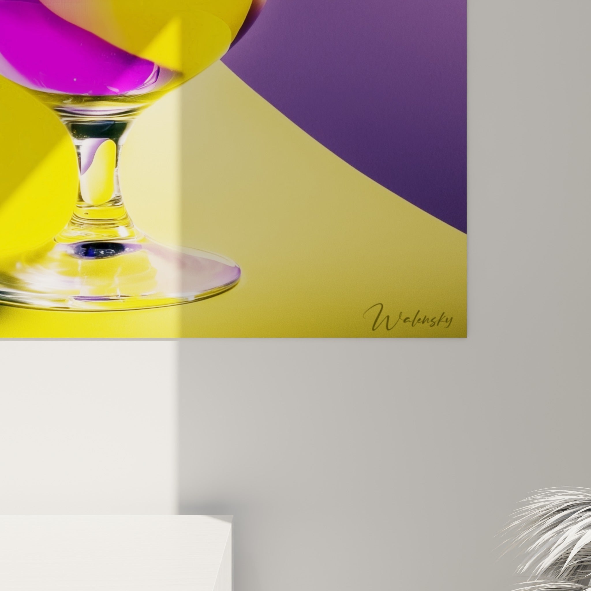 Détail du verre à bière montrant les reflets violets, roses et jaunes ainsi que la texture granuleuse de la mousse