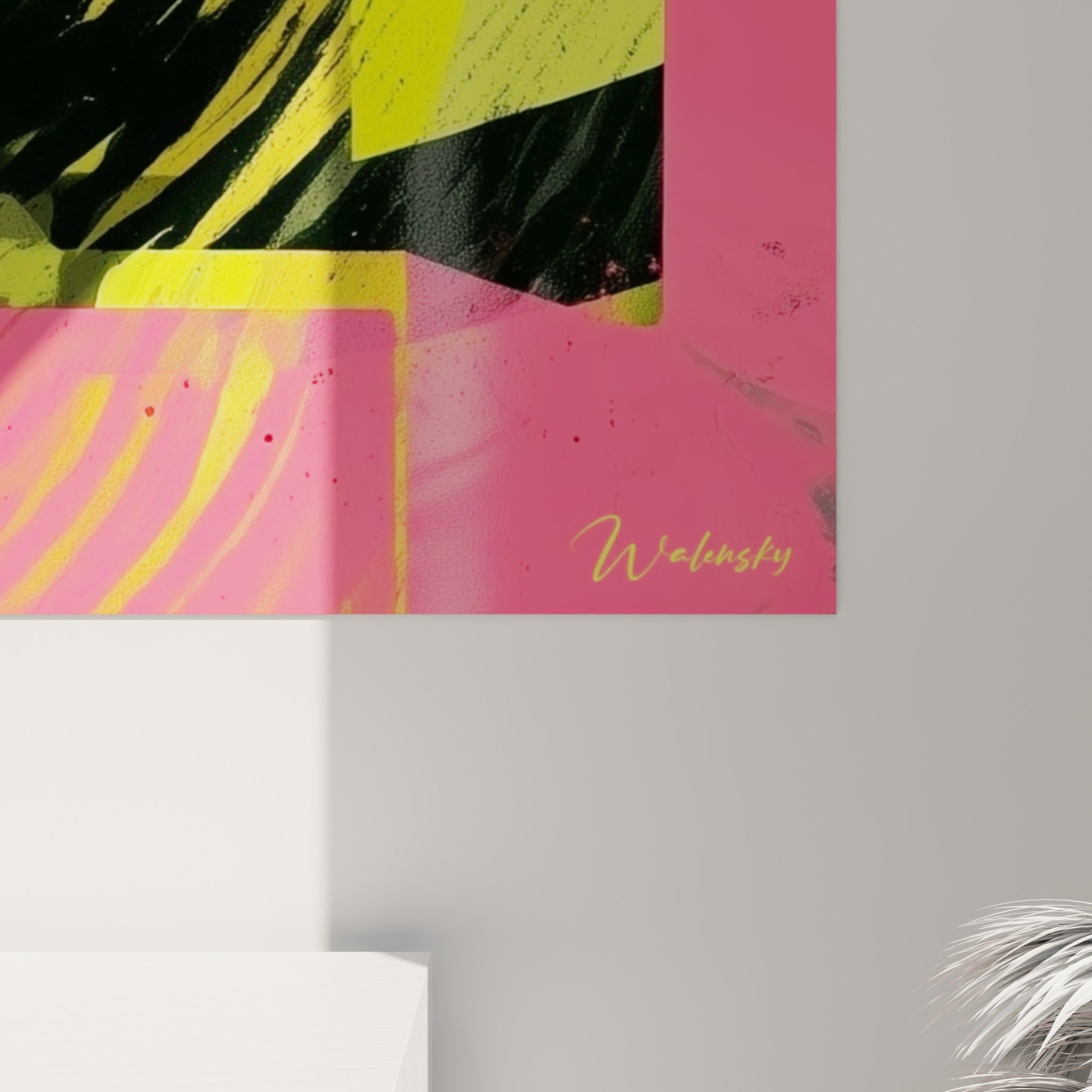Détail des coulures jaune fluo et éclats rose fuchsia sur le verre gris de la bouteille peinte