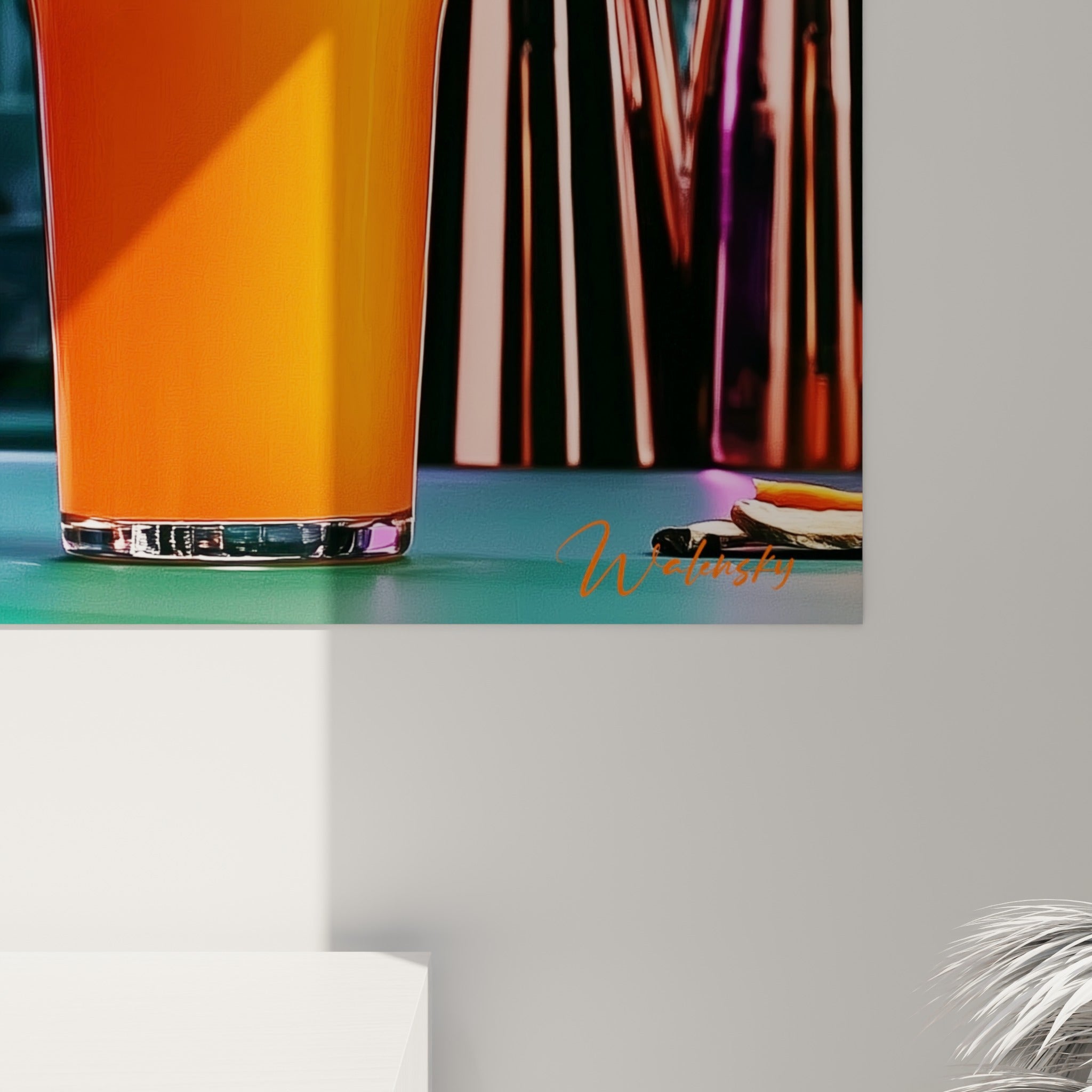 Détail des motifs floraux vert émeraude et orange sur la canette, texture lisse et reflets contrastés