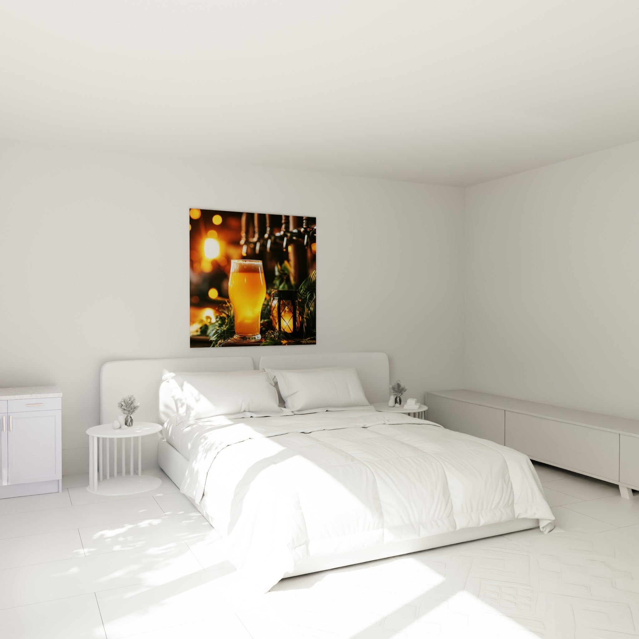 Bière dorée moussante accrochée au-dessus d'un lit dans une chambre claire, tons cuivrés