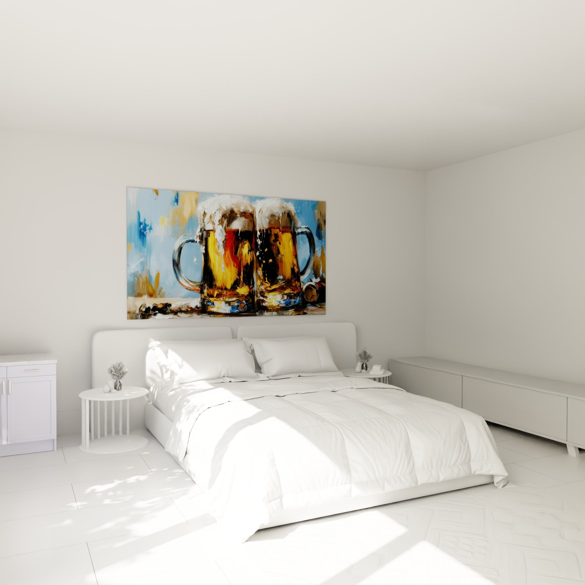 Bière dorée et mousse crémeuse peintes sur fond bleu, accrochée au-dessus d'un lit dans une chambre claire