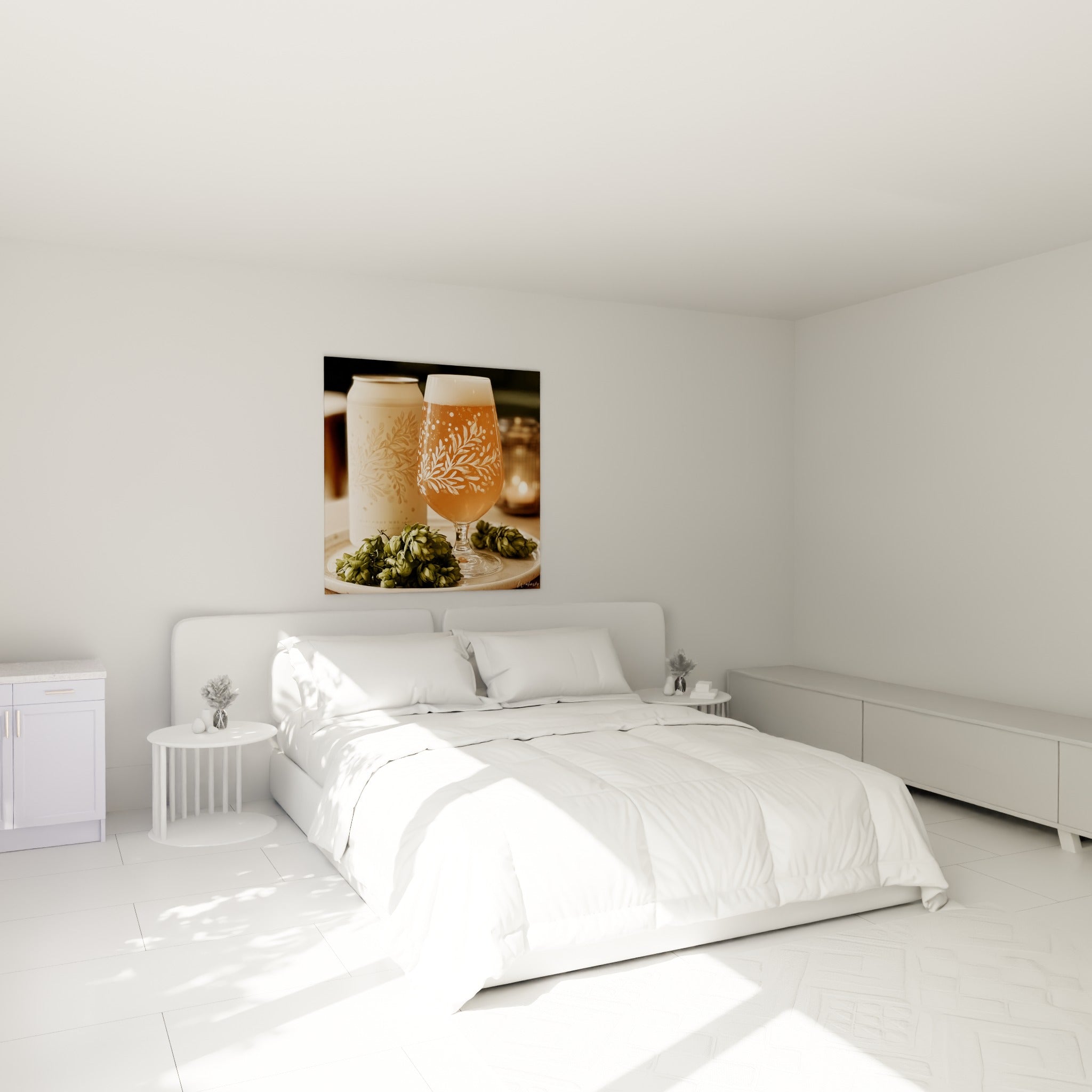Composition bière dorée et houblon vert au-dessus d'un lit dans une chambre claire