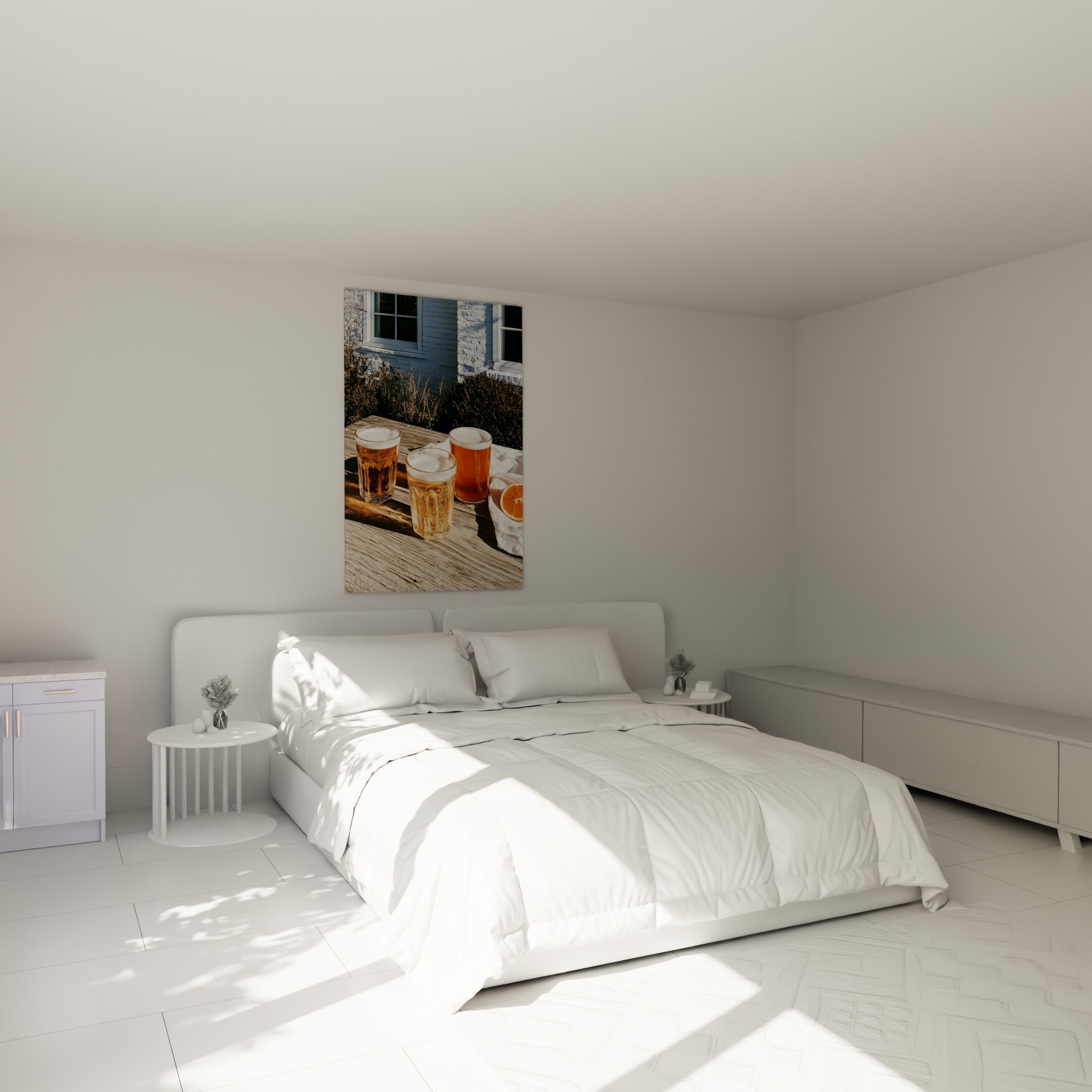 Verres de bière ambrés et tranche d'orange au-dessus d'un lit dans une chambre claire