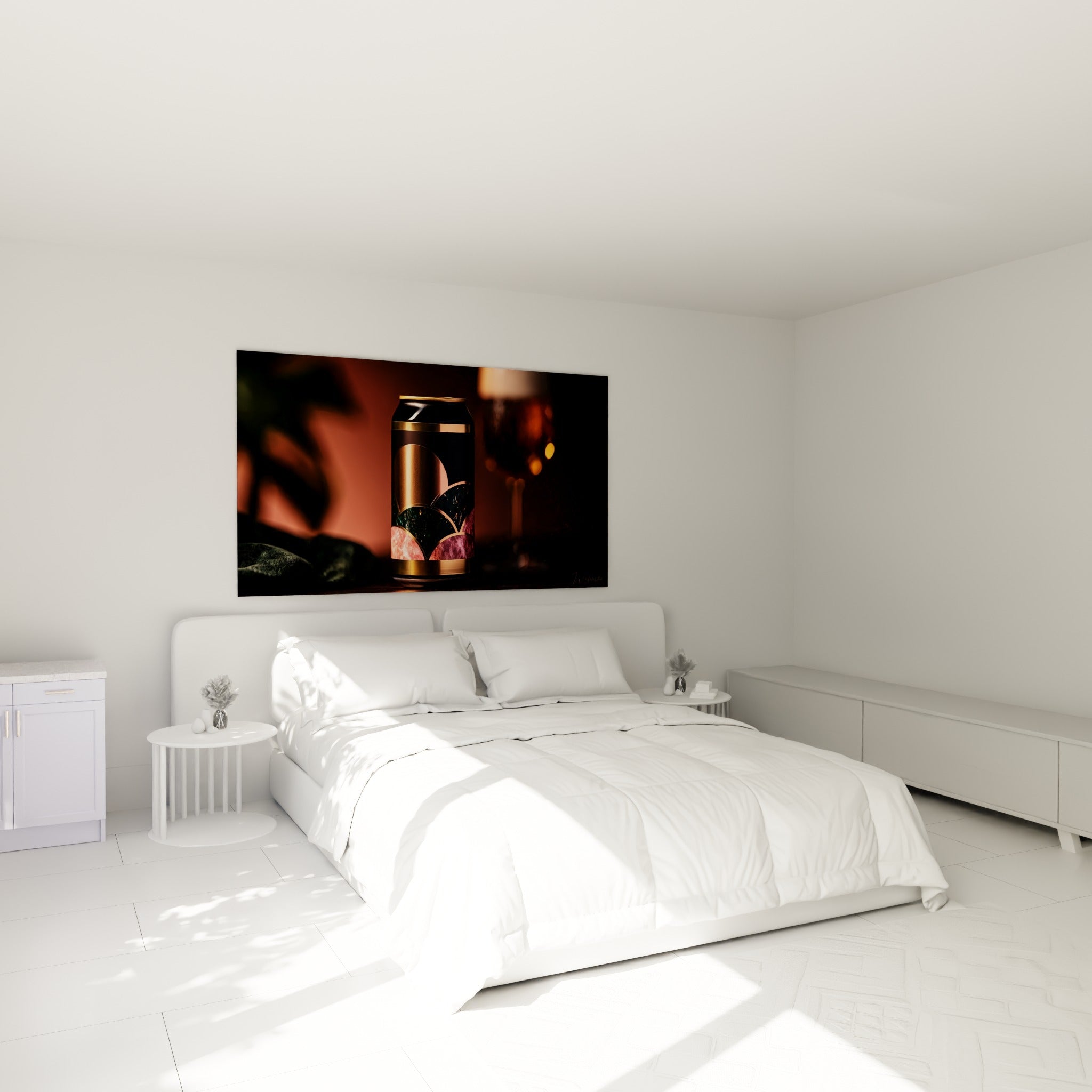 Canette Art déco cuivrée et rose fuchsia, au-dessus d'un lit dans une chambre claire