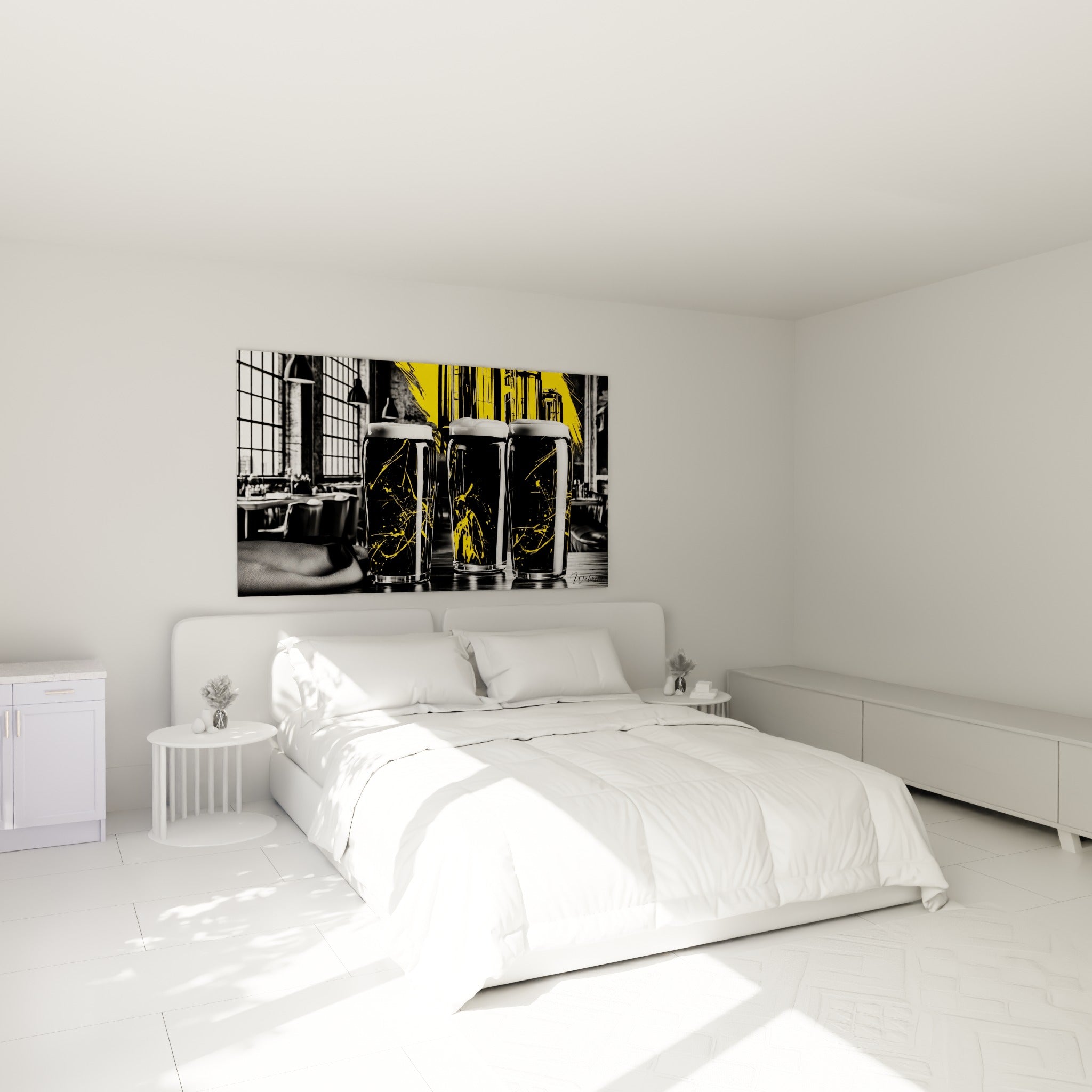 Verres de bière graphiques en jaune et noir accrochés au-dessus d'un lit dans une chambre claire