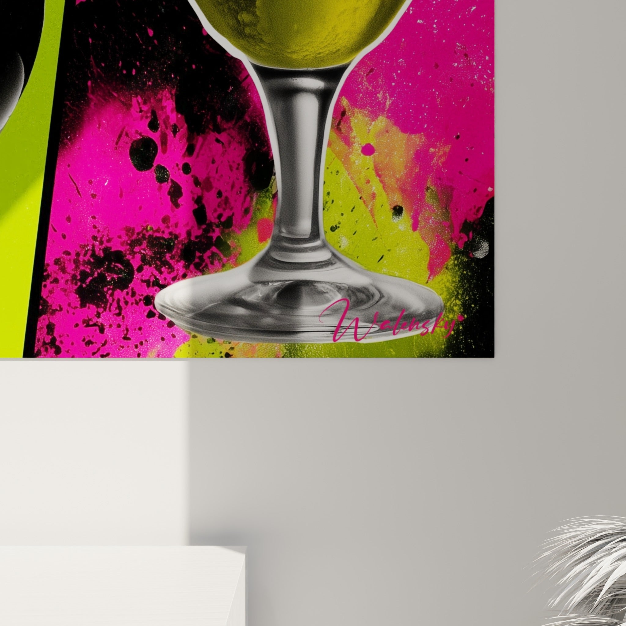 Éclaboussures de peinture noire et rose fuchsia sur la mousse blanche des verres à bière en gros plan