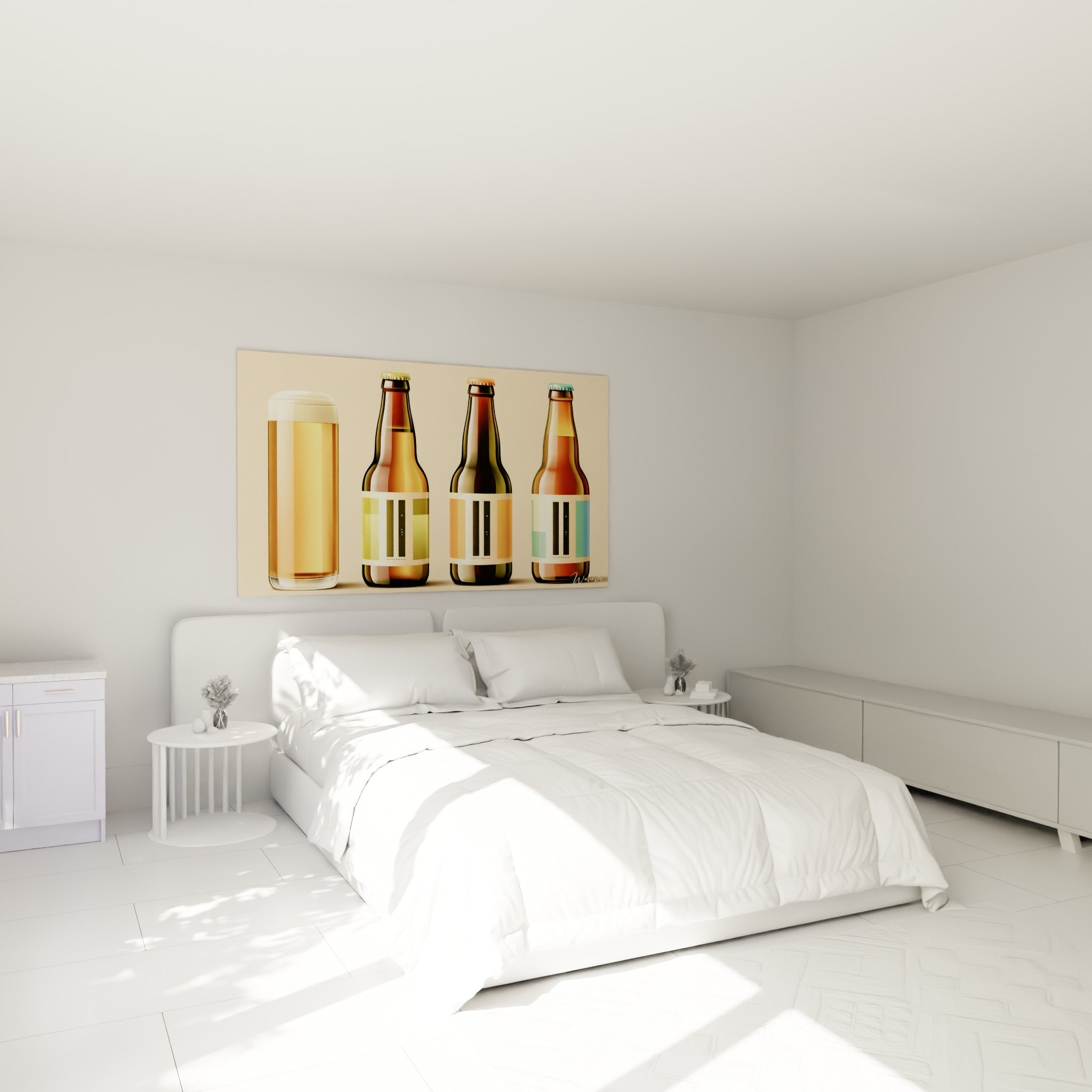 Bouteilles bière ambrées et vertes disposées graphiquement, accrochées au-dessus d'un lit dans une chambre claire
