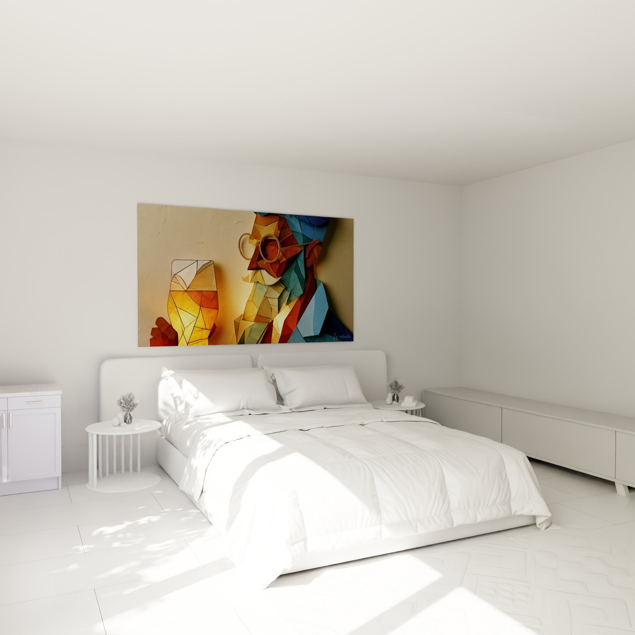Verre ambré et portrait fragmenté bleu et rouille accrochés au-dessus d'un lit dans une chambre claire