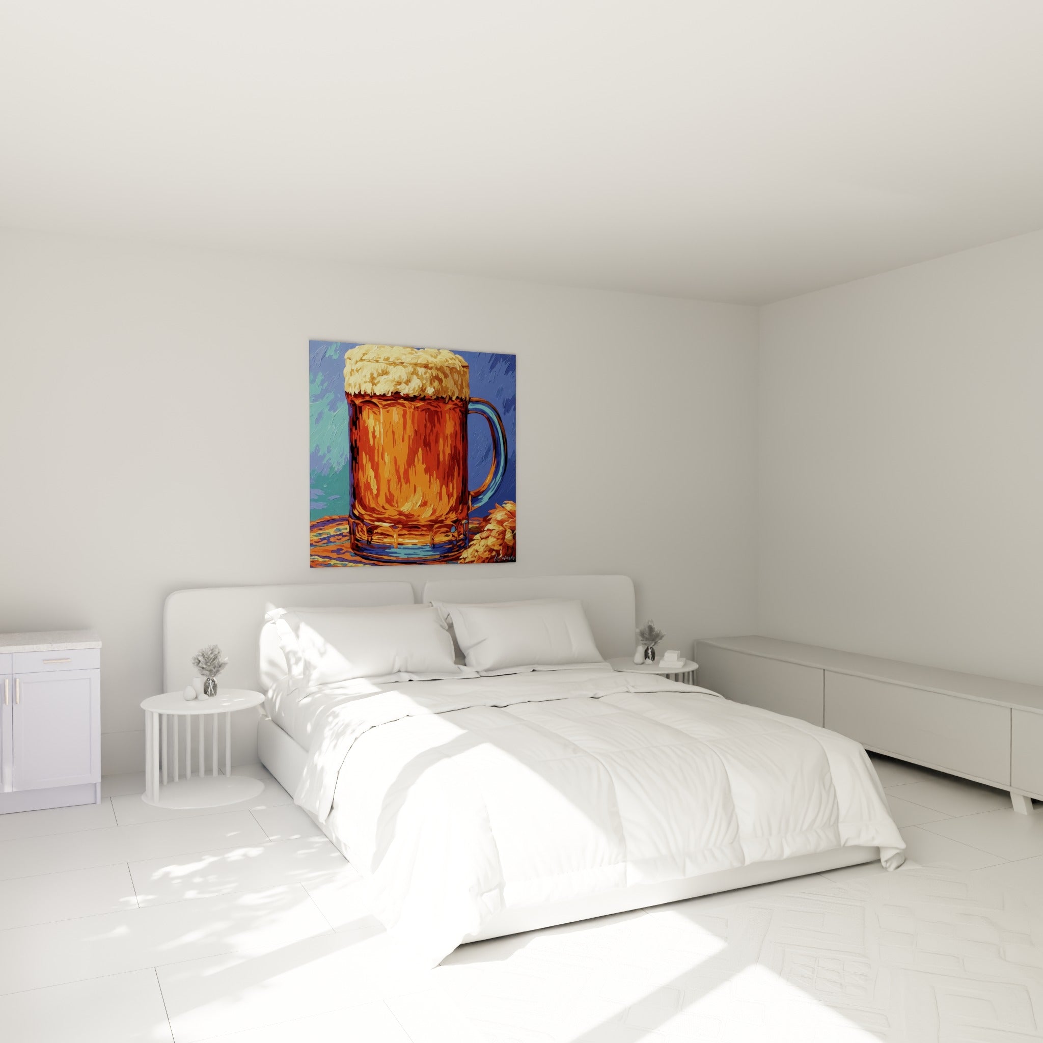 Bière fauve et mousse crème peintes avec relief, accrochée au-dessus d'un lit dans une chambre claire