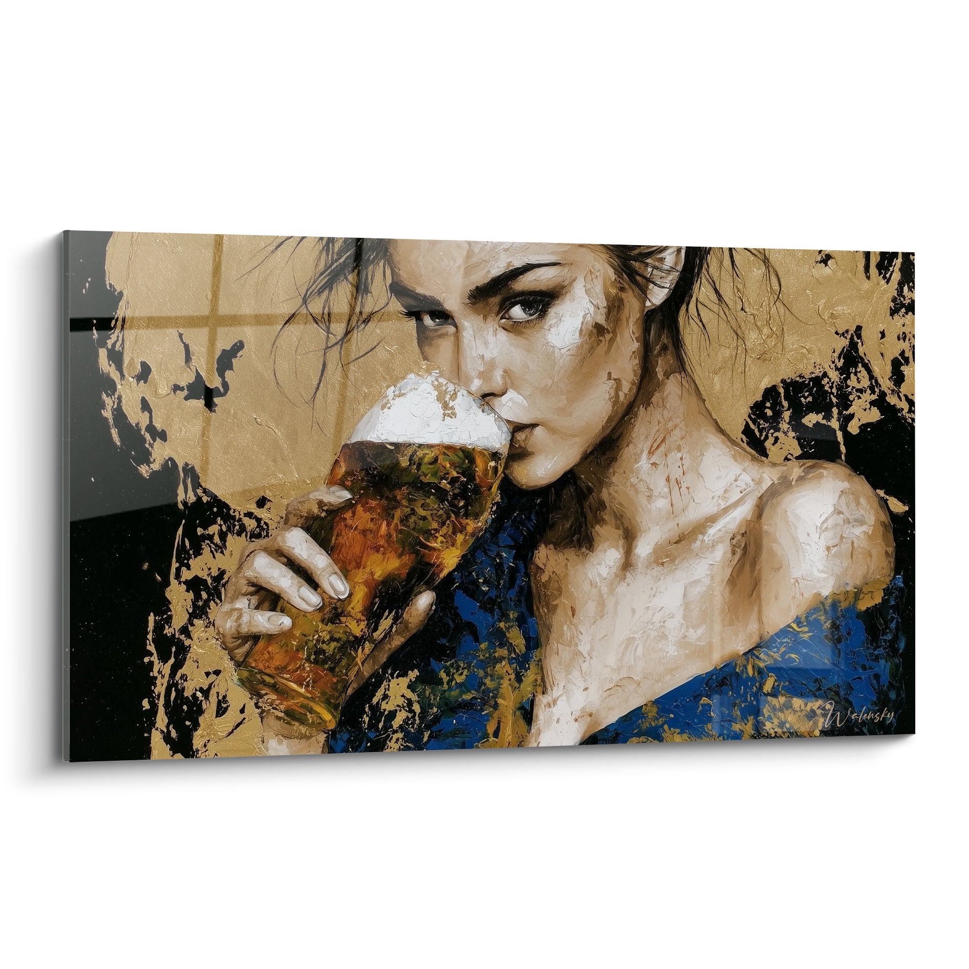 Femme au regard intense buvant une bière, tableau doré et bleu marine texturé