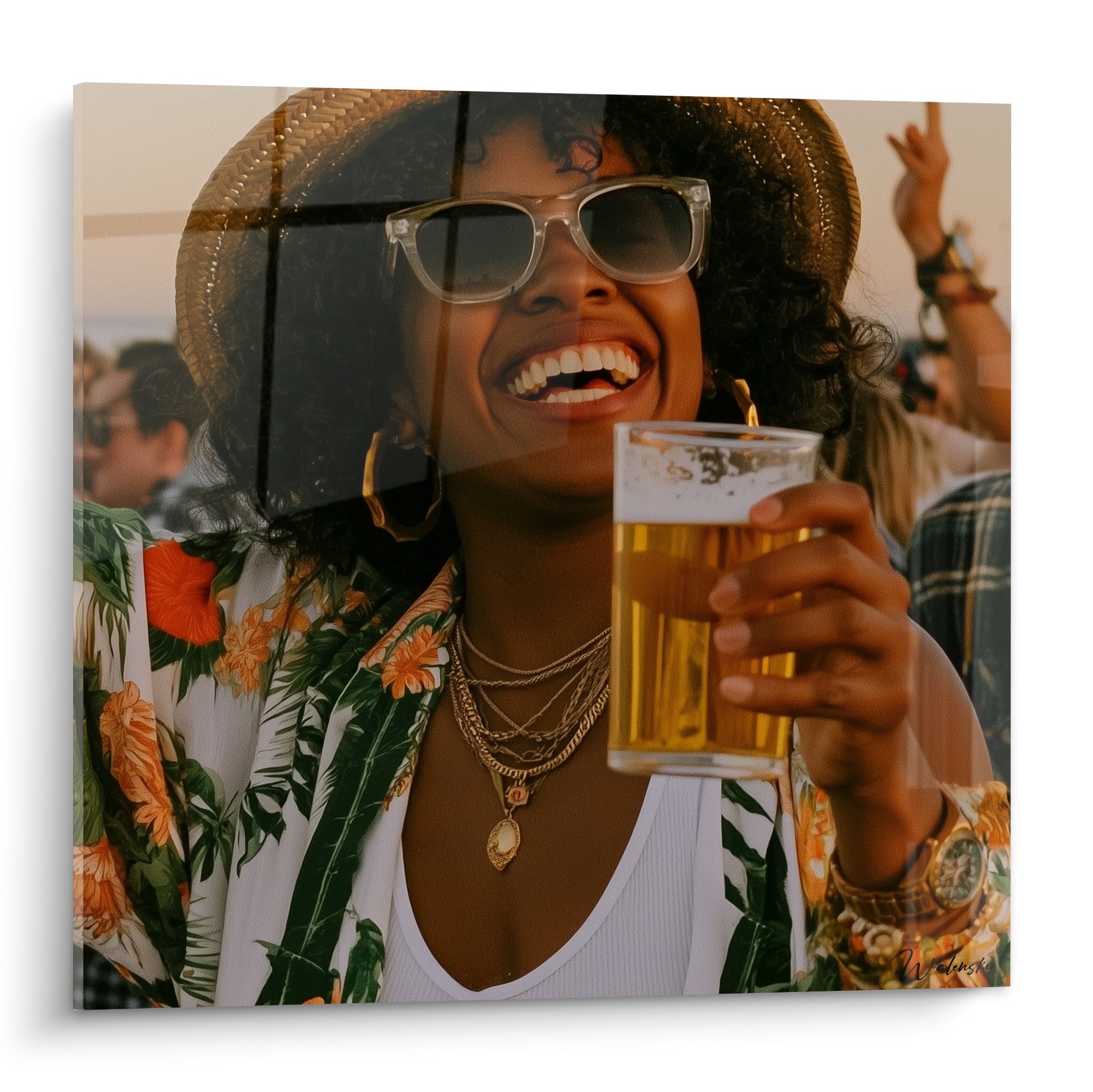 Femme riant chemise verte fleurie orange, verre de bière ambrée, lumière dorée du soir