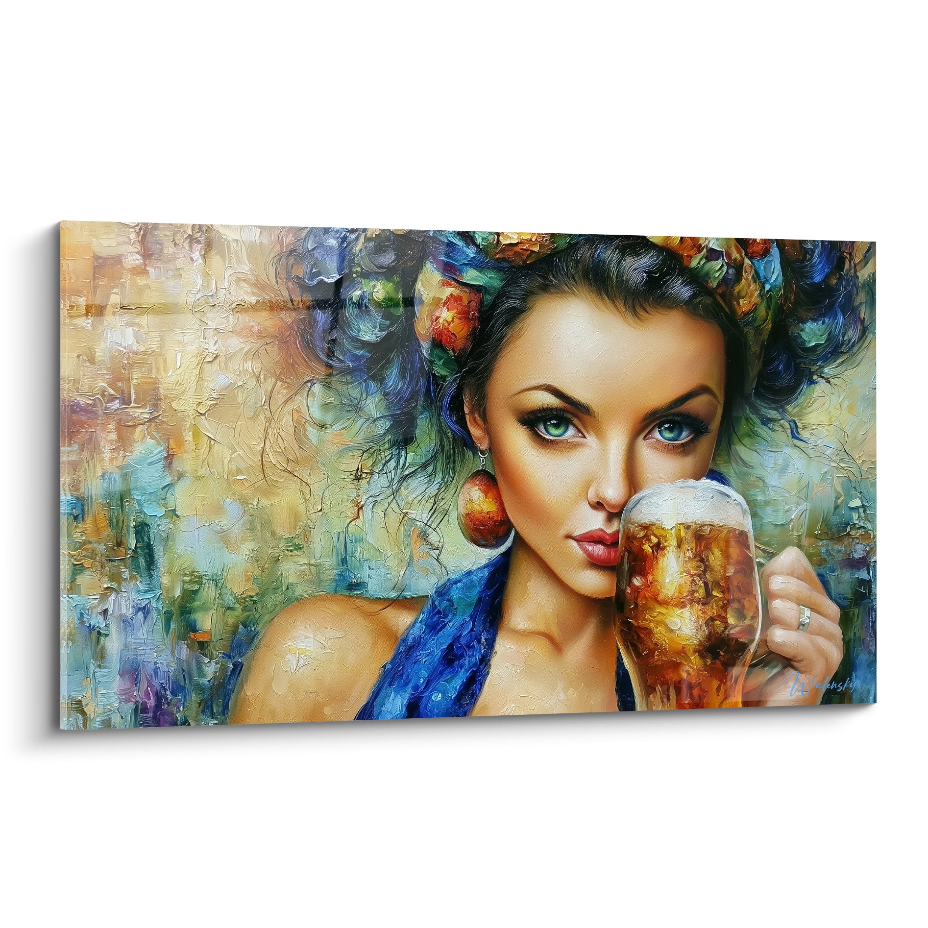 Femme aux yeux verts tenant une chope de bière ambrée, foulard bleu marine et fond ocre texturé