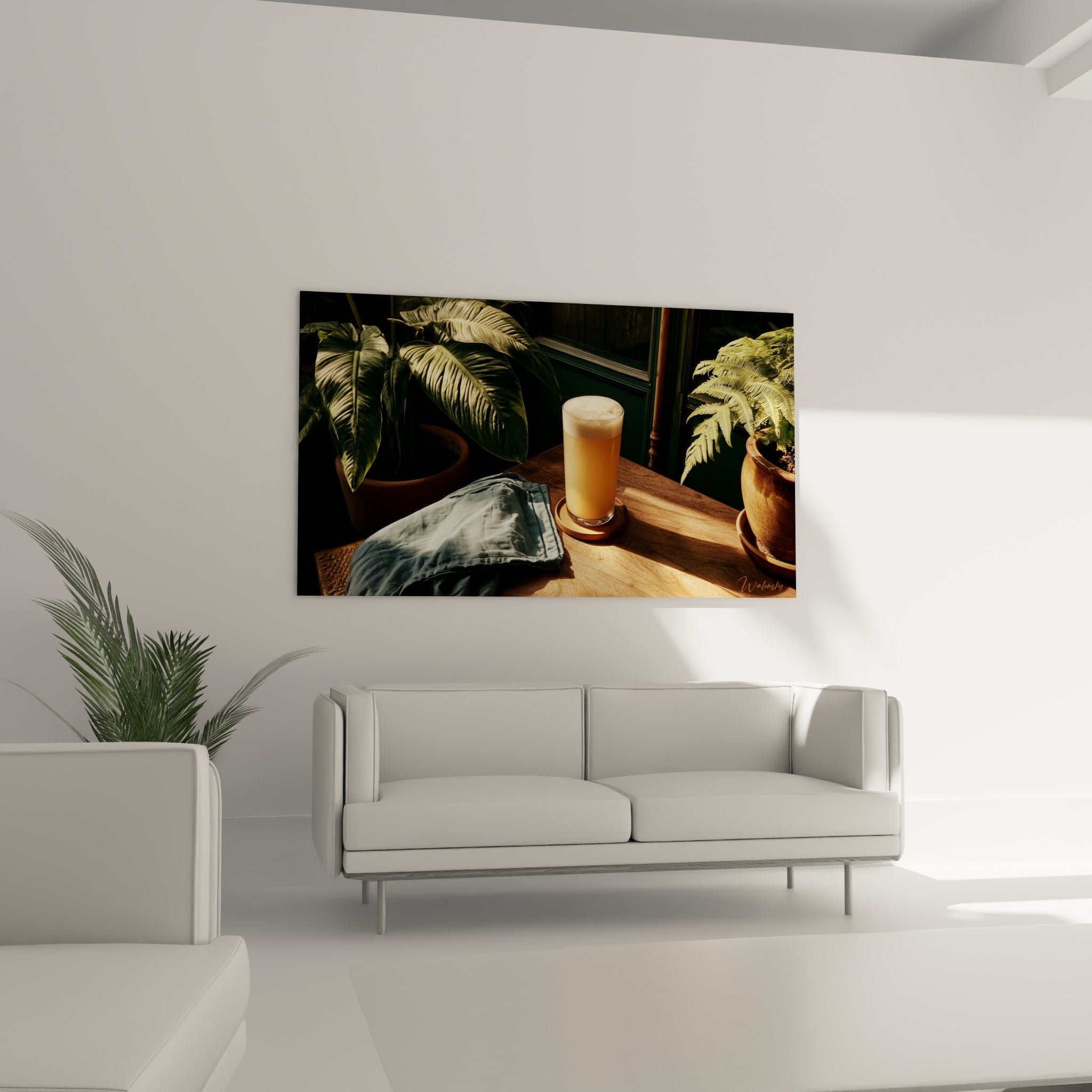 Fougère verte et verre ambré à la mousse crémeuse, au-dessus d'un canapé dans un salon lumineux