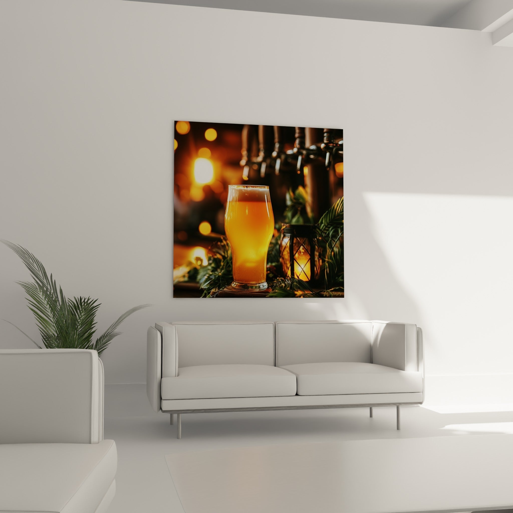 Bière fraîche à la mousse blanche installée au-dessus d'un canapé dans un salon lumineux