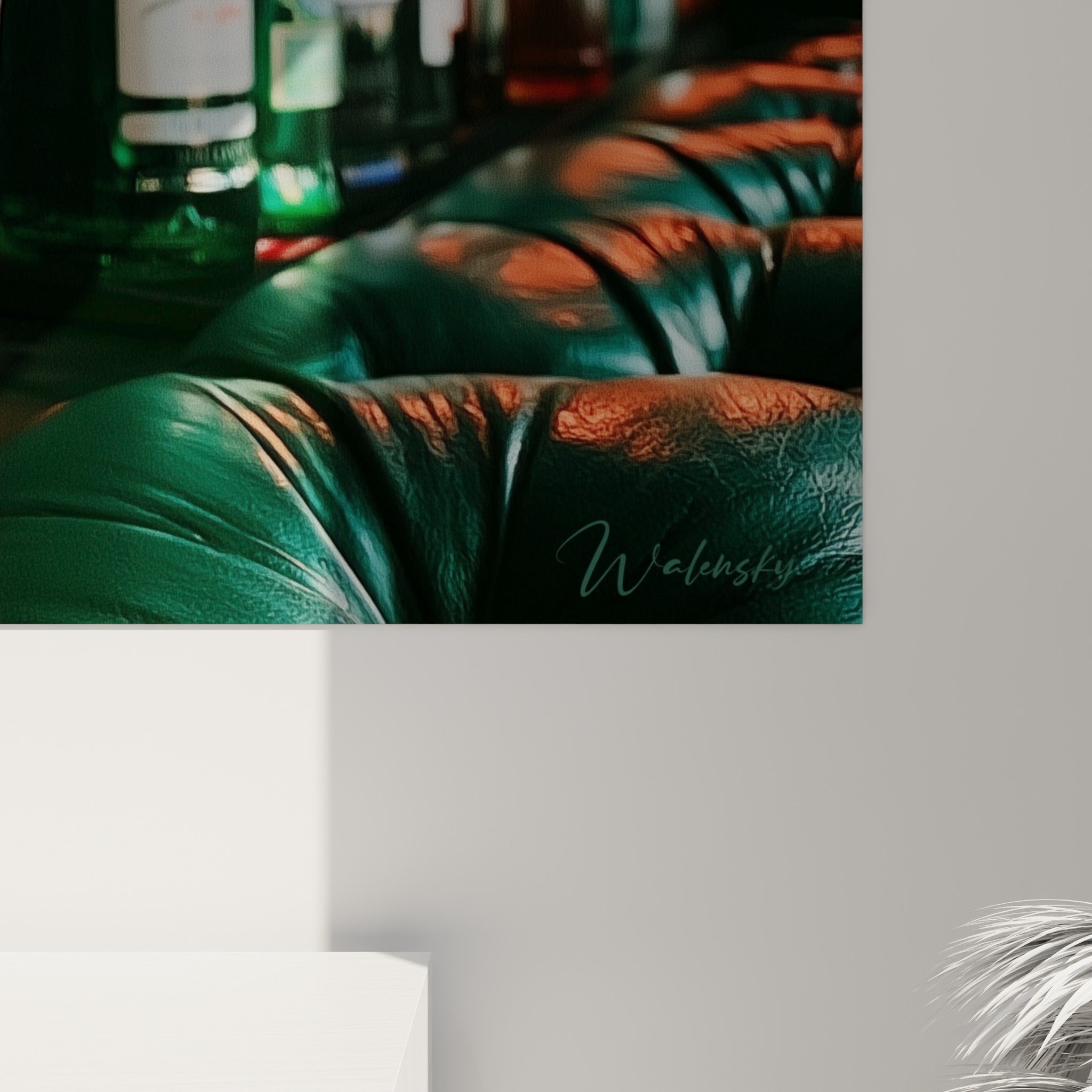 Grain photographique du verre bière orangé, mousse blanche et bouteilles vertes en arrière-plan