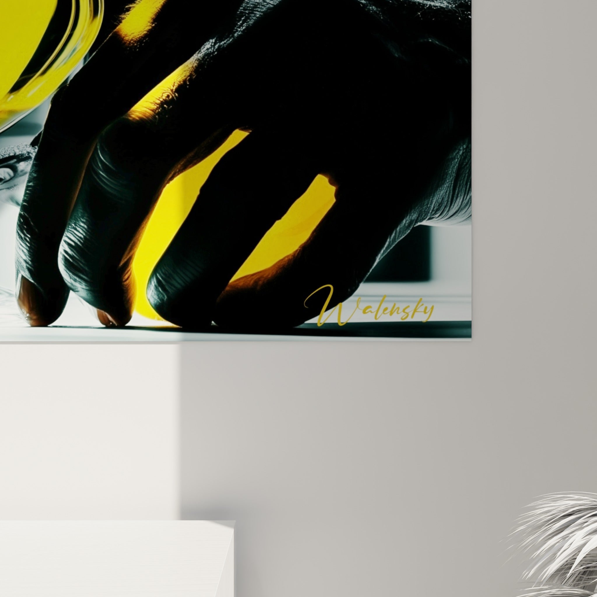 Grain lumineux du verre où se mêlent jaune doré, mousse blanche et reflets noirs