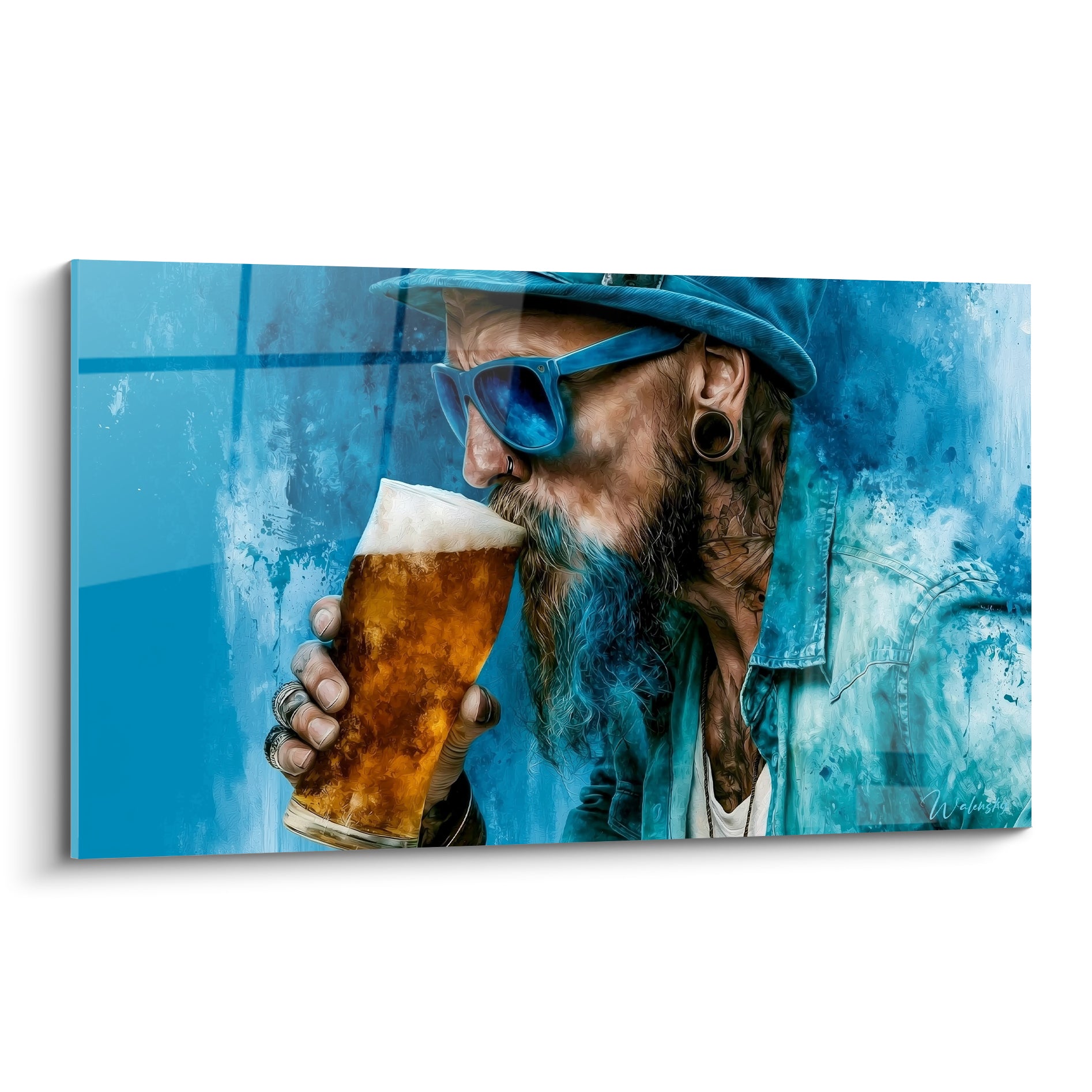 Homme barbu tatoué en casquette bleue savourant une bière ambrée, fond éclaboussé bleu marine