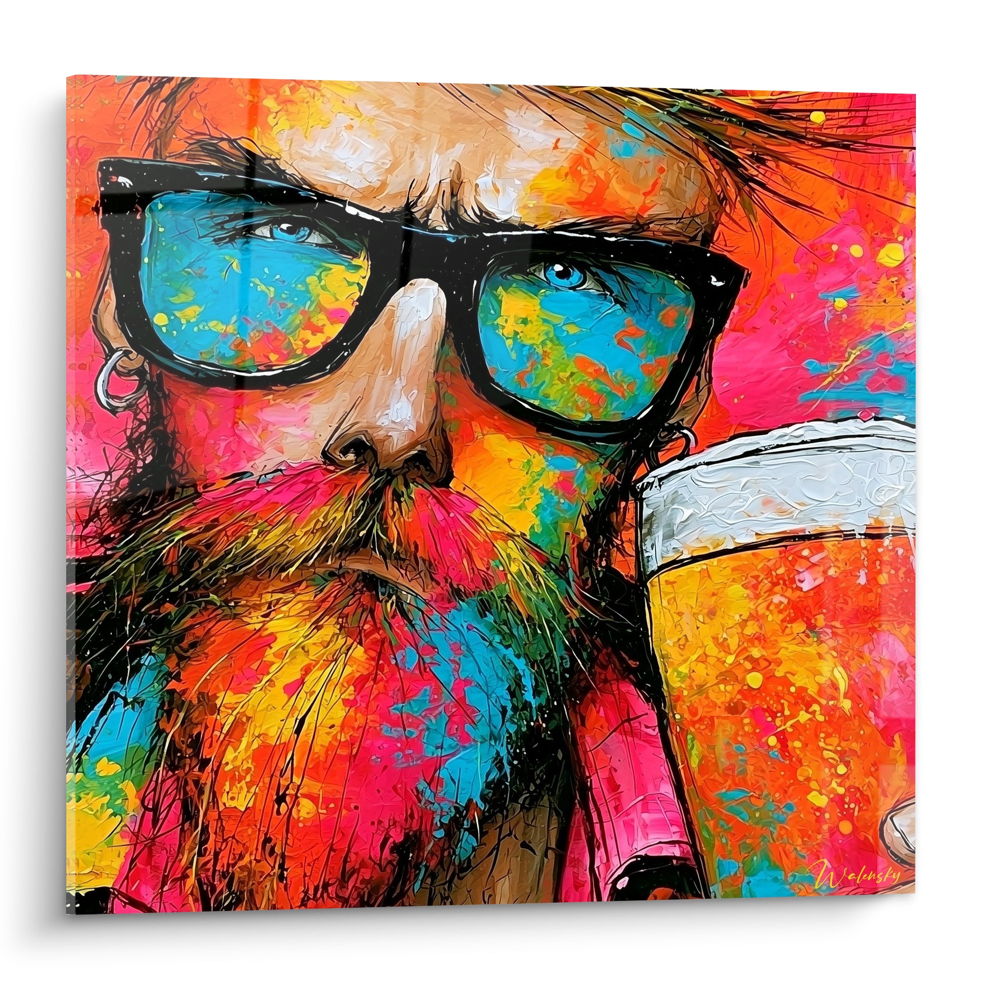 Homme barbu aux lunettes noires savoure une bière ambrée, portrait rose fuchsia et turquoise éclatant