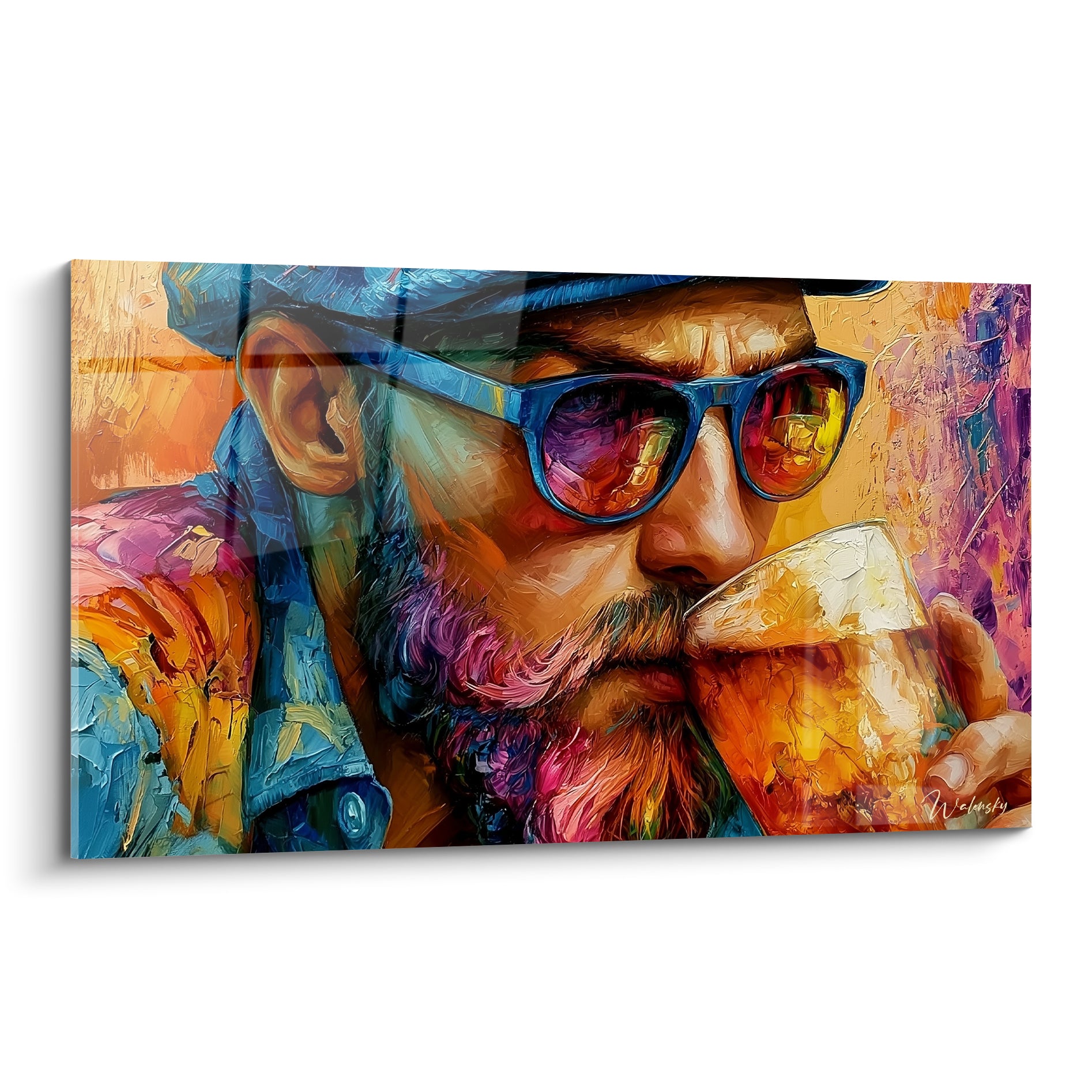 Homme barbu aux lunettes bleues buvant une bière, teintes orange, violettes et dorées vibrantes
