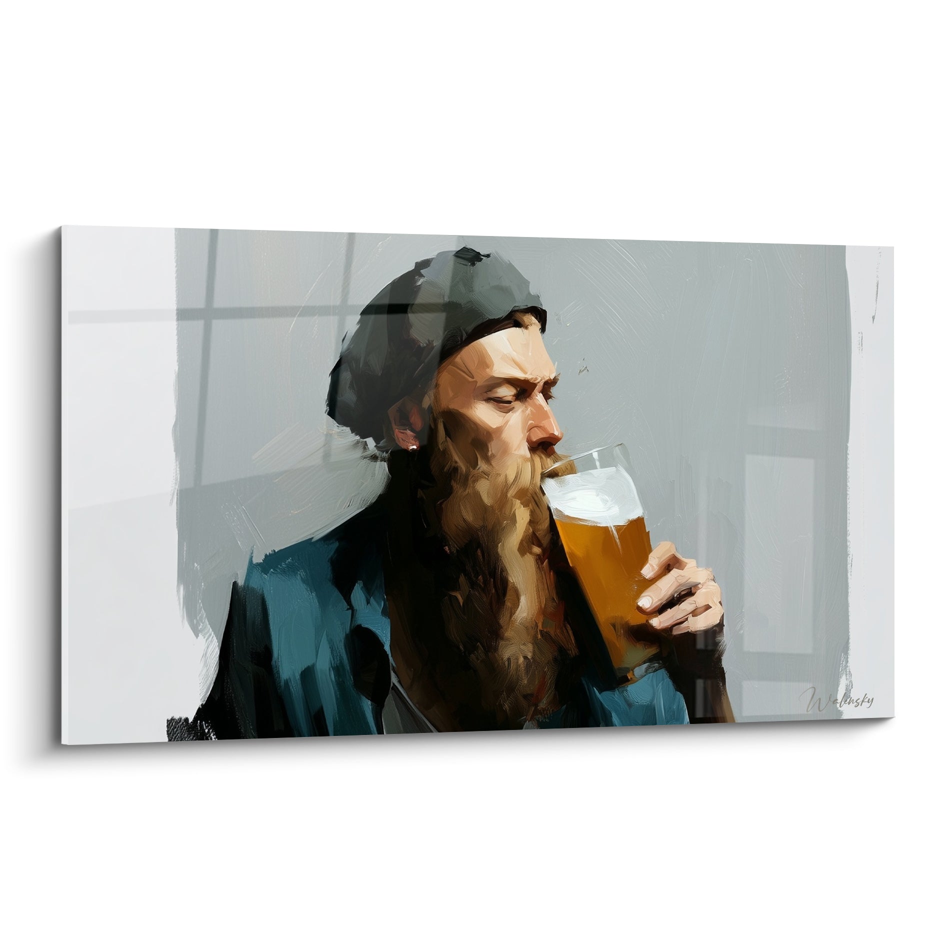 Homme barbu en veste bleu pétrole buvant une bière ambrée sur fond gris anthracite peint