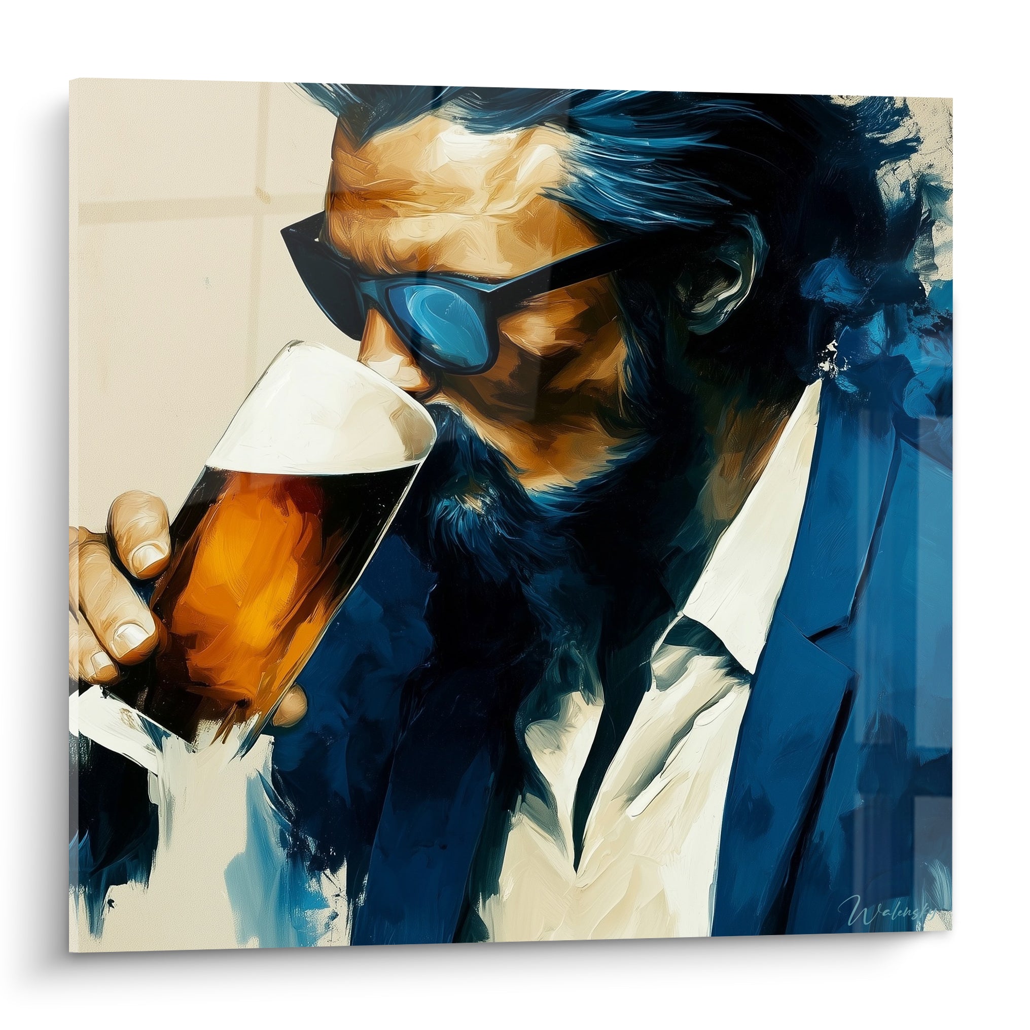 Homme barbu en costume bleu marine buvant une pinte ambrée, peinture expressive aux touches de bleu et d'ocre