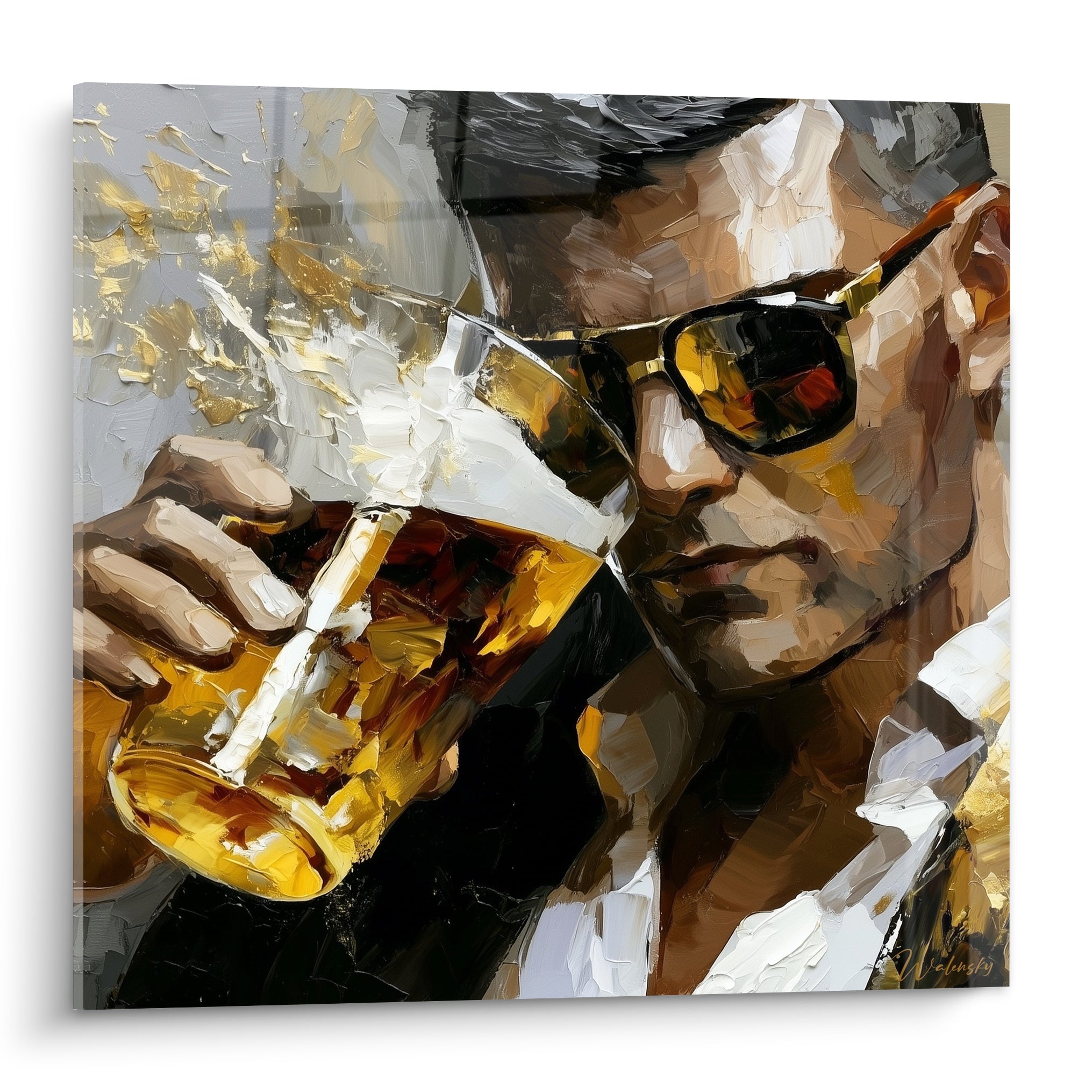 Homme en lunettes noires savourant une bière dorée, peinture au couteau ocre et anthracite intense