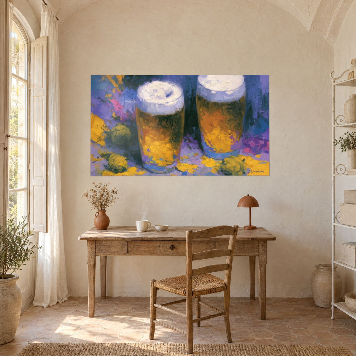 Schilderij het moment van proosten, twee koperkleurige glazen en olijfgroene hopbellen, gekalkte muur boven een houten bureau
