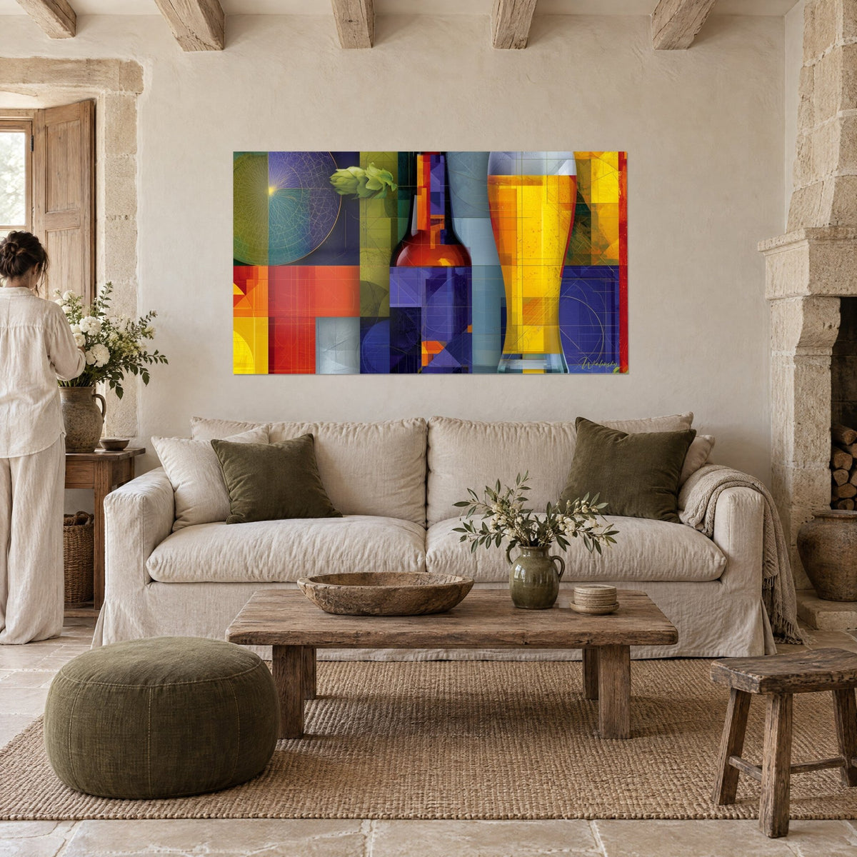 Tableau bouteille ambre et chope dorée en facettes bleu indigo et orange, houblon vert, au-dessus d'un canapé dans un salon lumineux