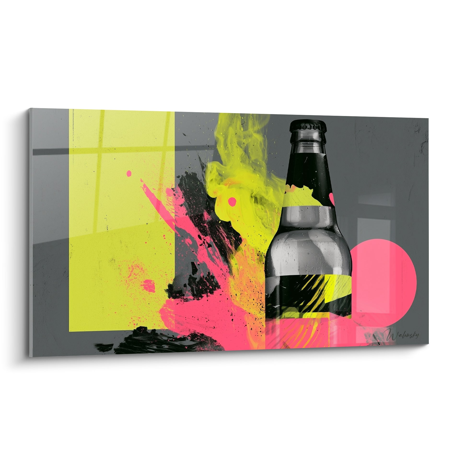 Bouteille de bière grise entourée d'éclaboussures jaune fluo et rose fuchsia sur fond anthracite