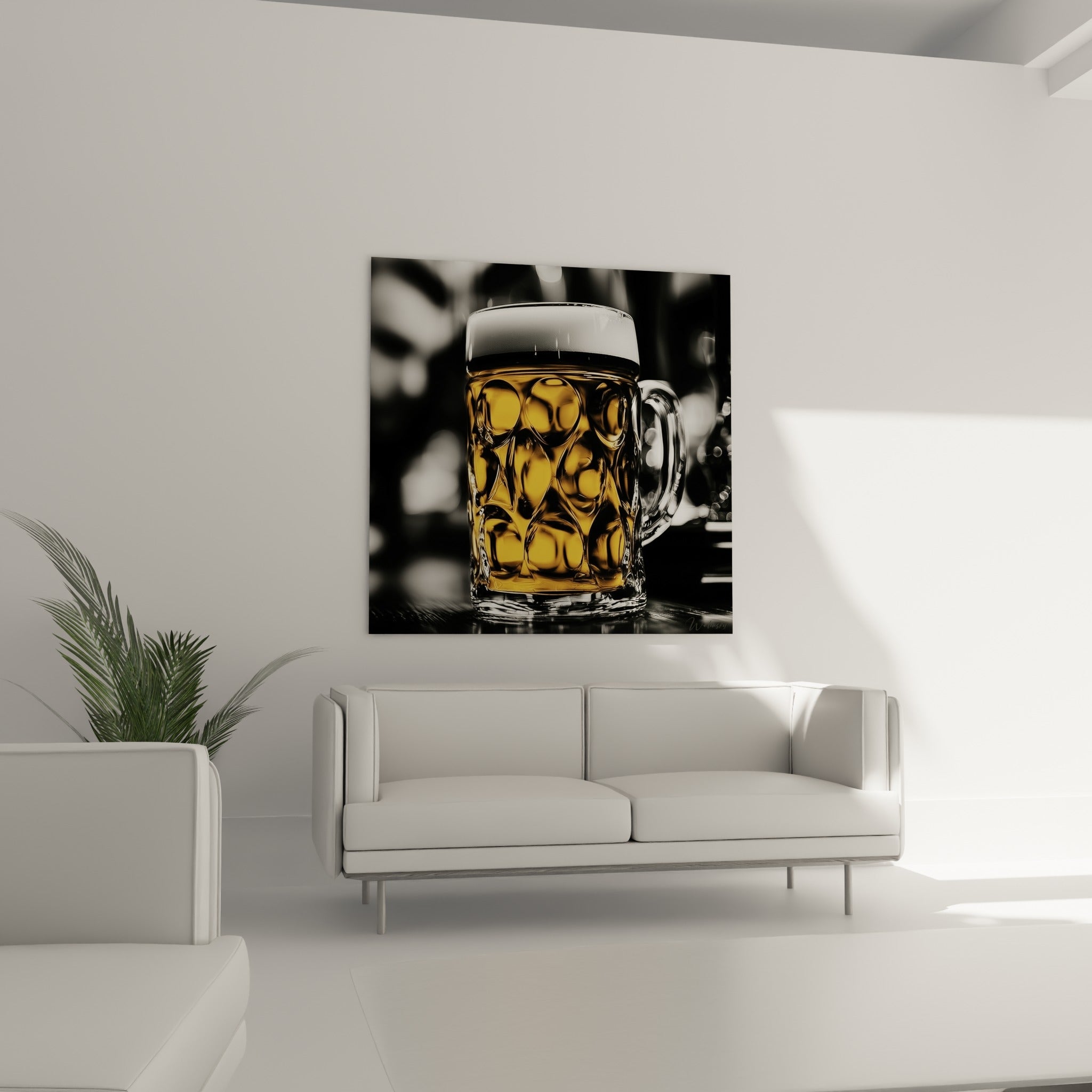 Liquide doré et mousse blanche d'une chope de bière au-dessus d'un canapé dans un salon lumineux