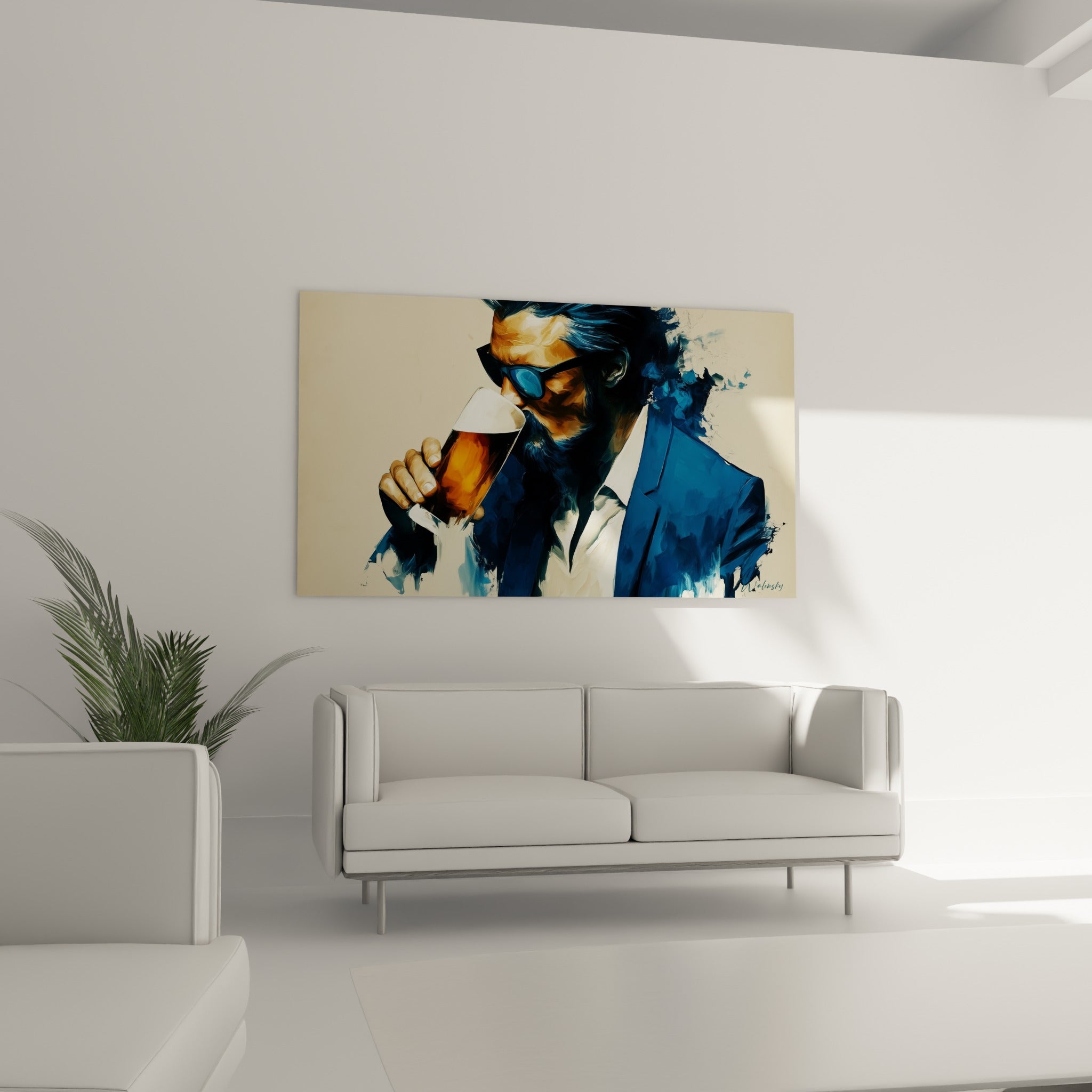 Personnage à lunettes noires savourant une bière mousseuse, palette bleu marine et sable, au-dessus d'un canapé dans un salon lumineux