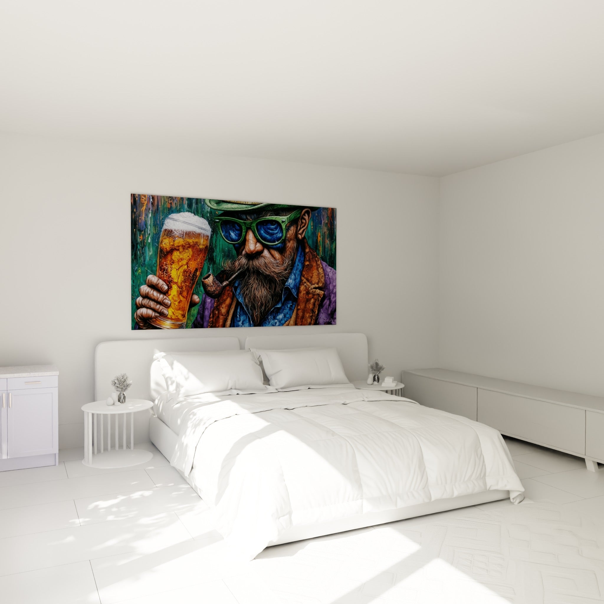 Vieil homme aux lunettes vertes savourant une bière dorée, accroché au-dessus d'un lit dans une chambre claire