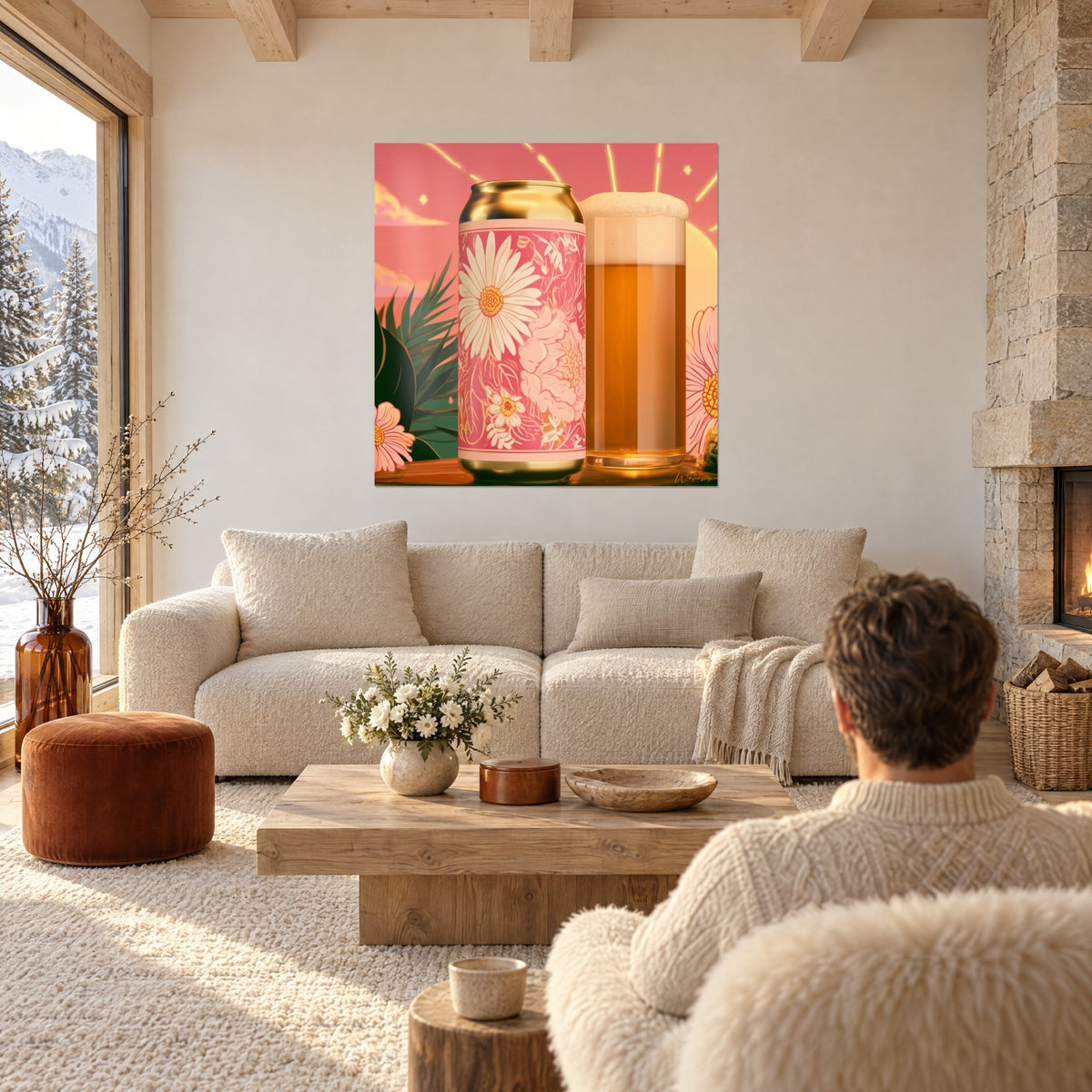 Cuadro lata de cerveza dorada con margaritas rosas y crema junto a una jarra de cerveza ámbar, sobre un sofá en un salón luminoso