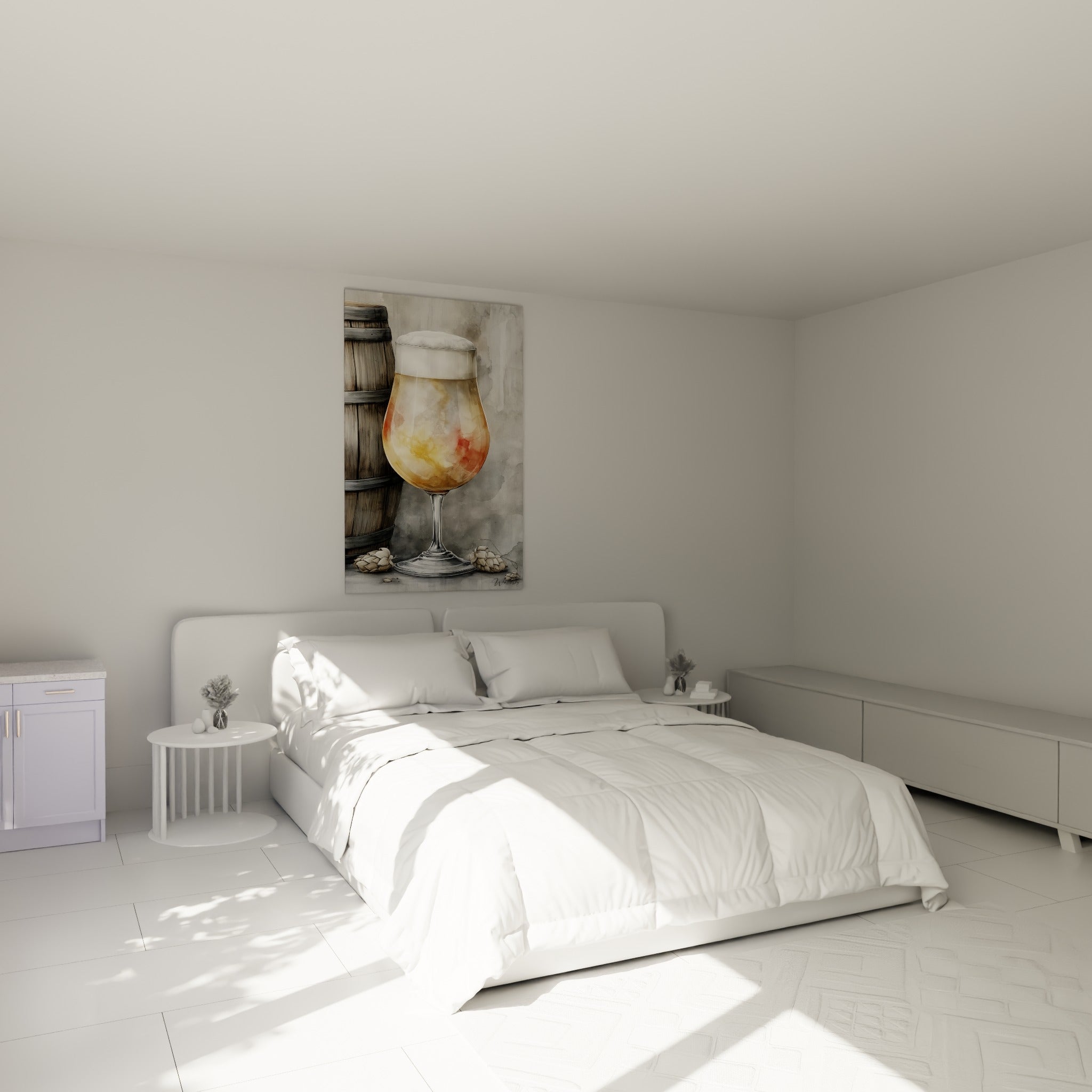 Bière ambrée en verre à pied surmontée d'écume blanche, au-dessus d'un lit dans une chambre claire