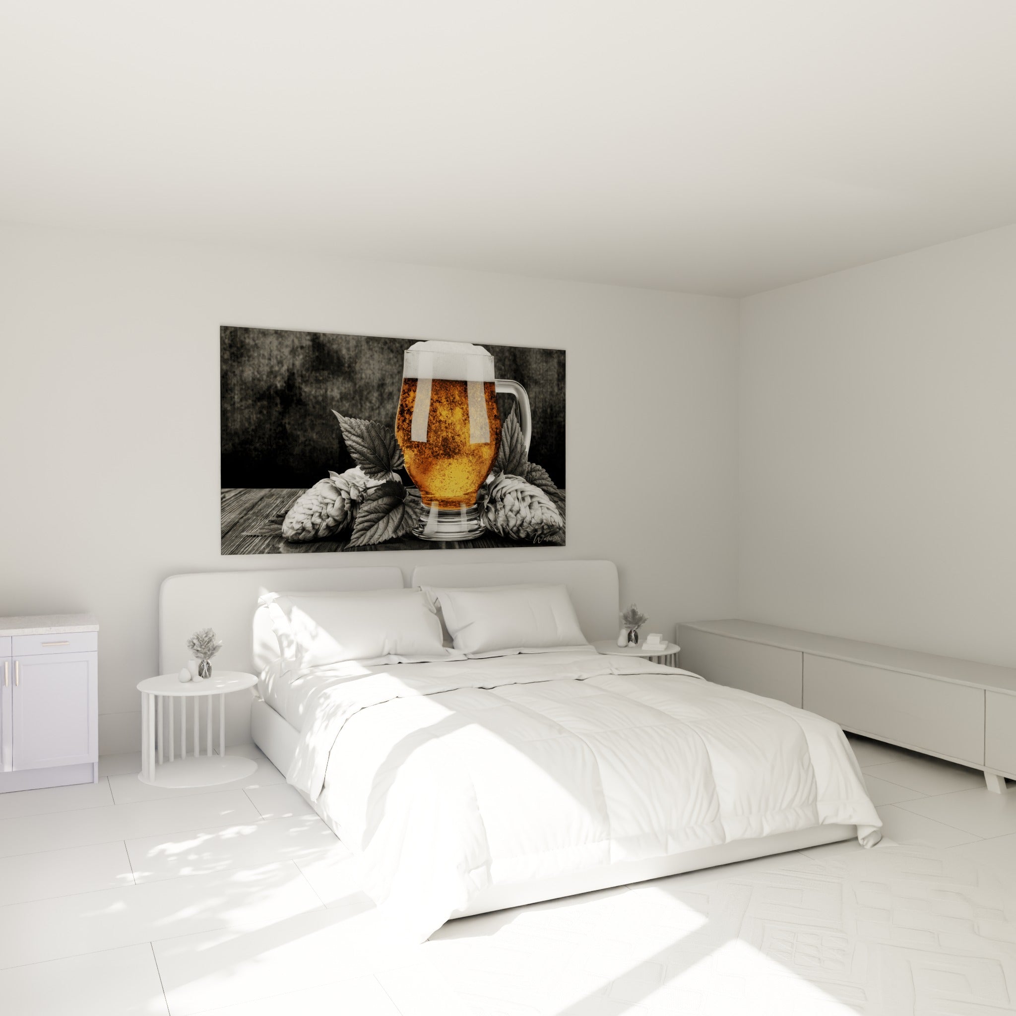 Bière dorée moussante et houblon gris accrochée au-dessus d'un lit dans une chambre claire