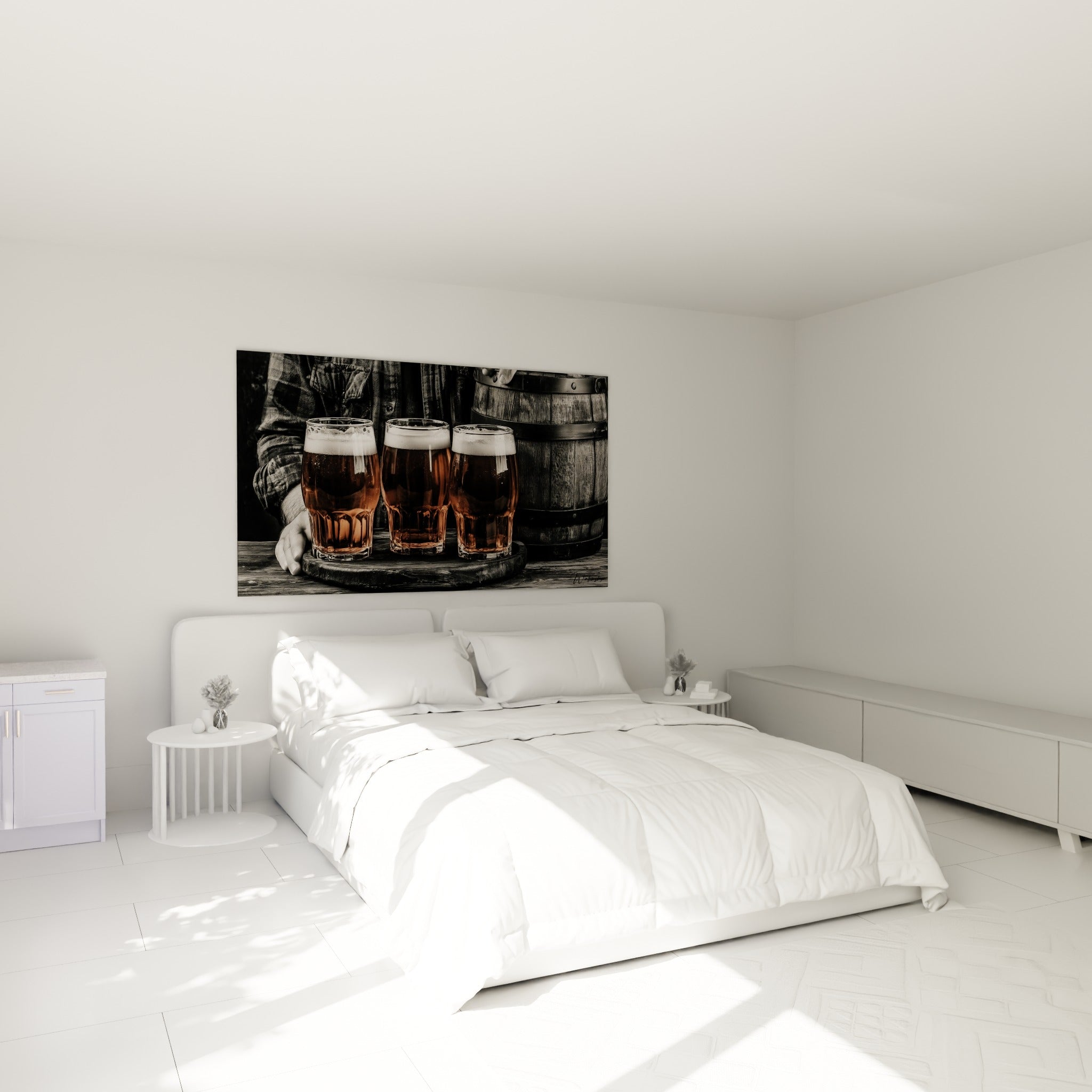 Bière ambrée servie dans trois verres moussants, au-dessus d'un lit dans une chambre claire