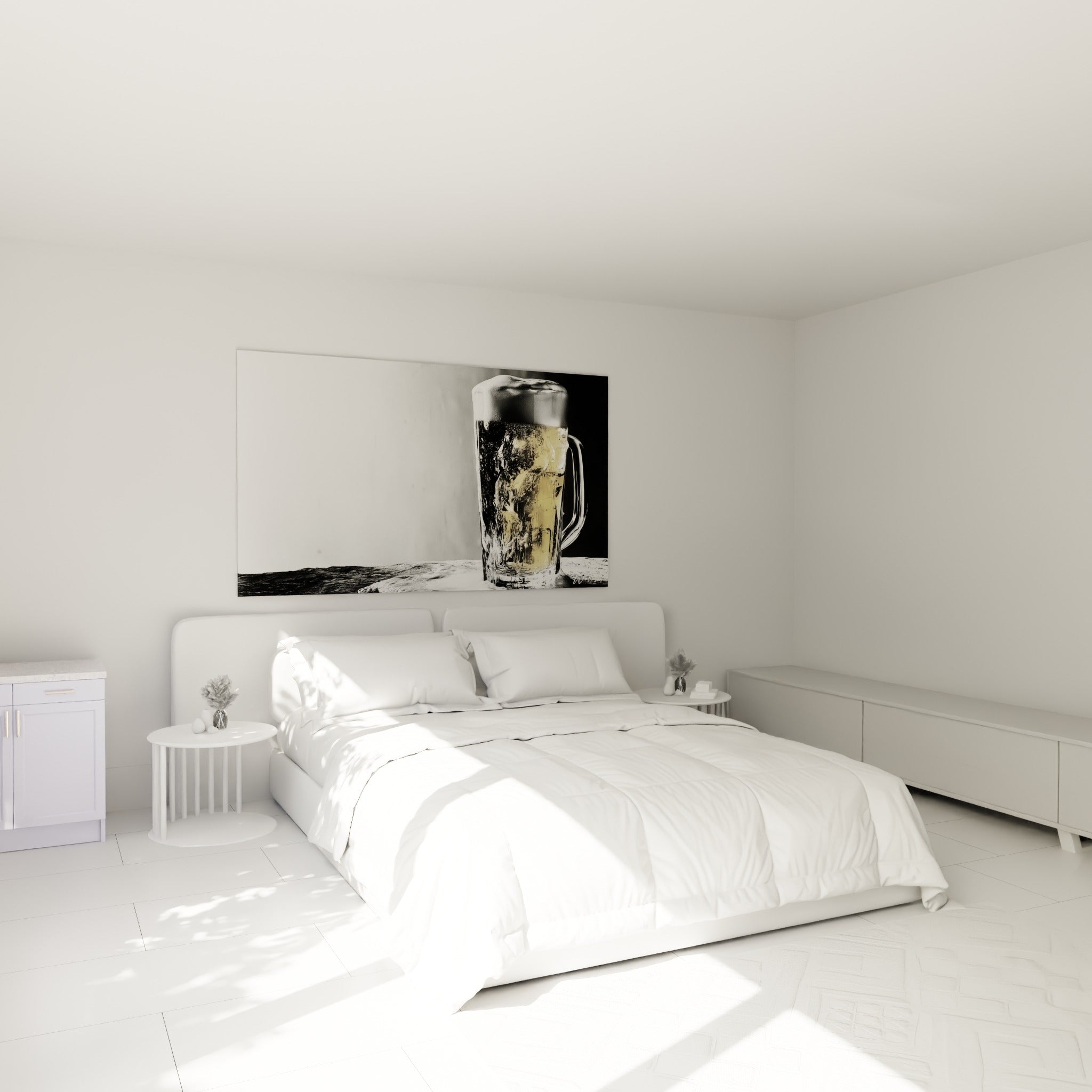 Verre de bière givré aux tons anthracite et dorés, accroché au-dessus d'un lit dans une chambre claire