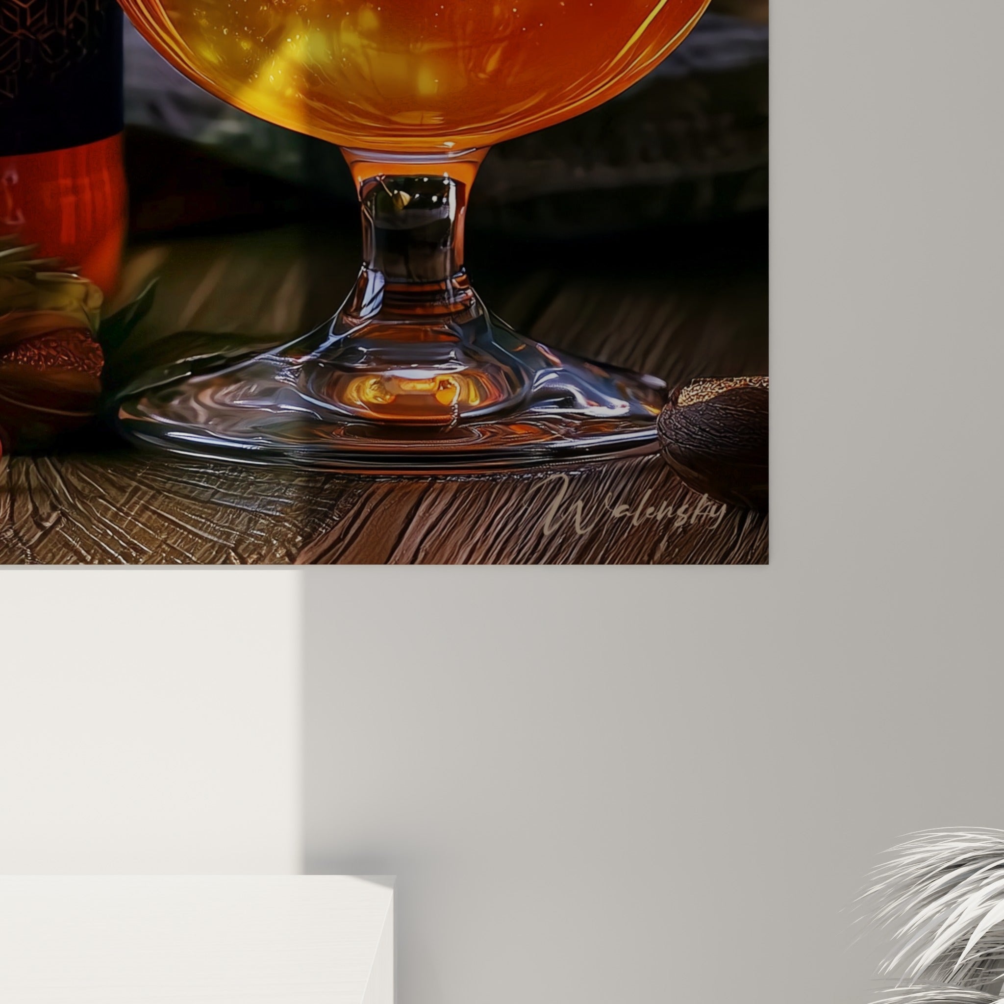 Détail des bulles dorées et de la mousse blanche crémeuse dans le verre de bière ambrée