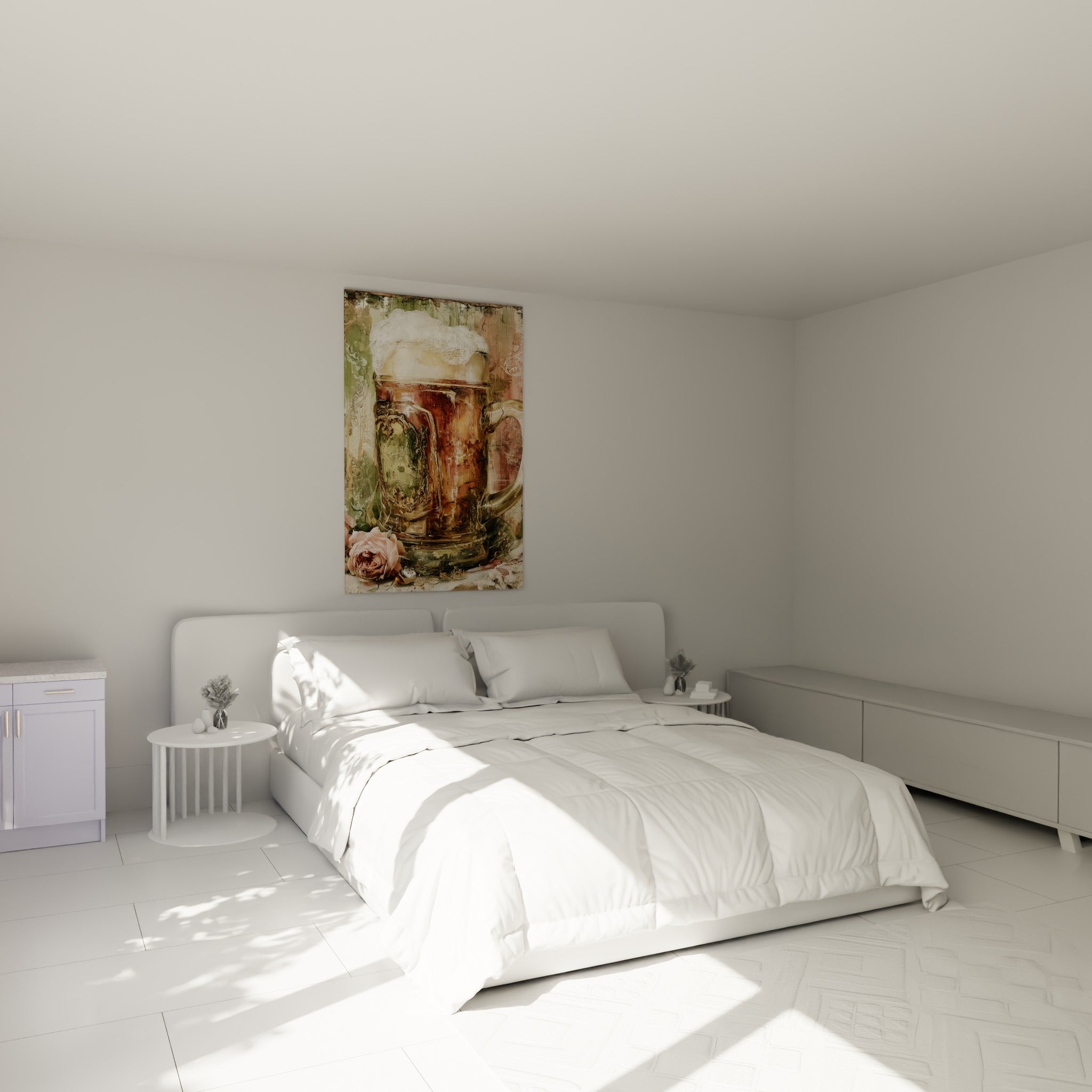 Chope de bière dorée et roses roses accrochée au-dessus d'un lit dans une chambre claire