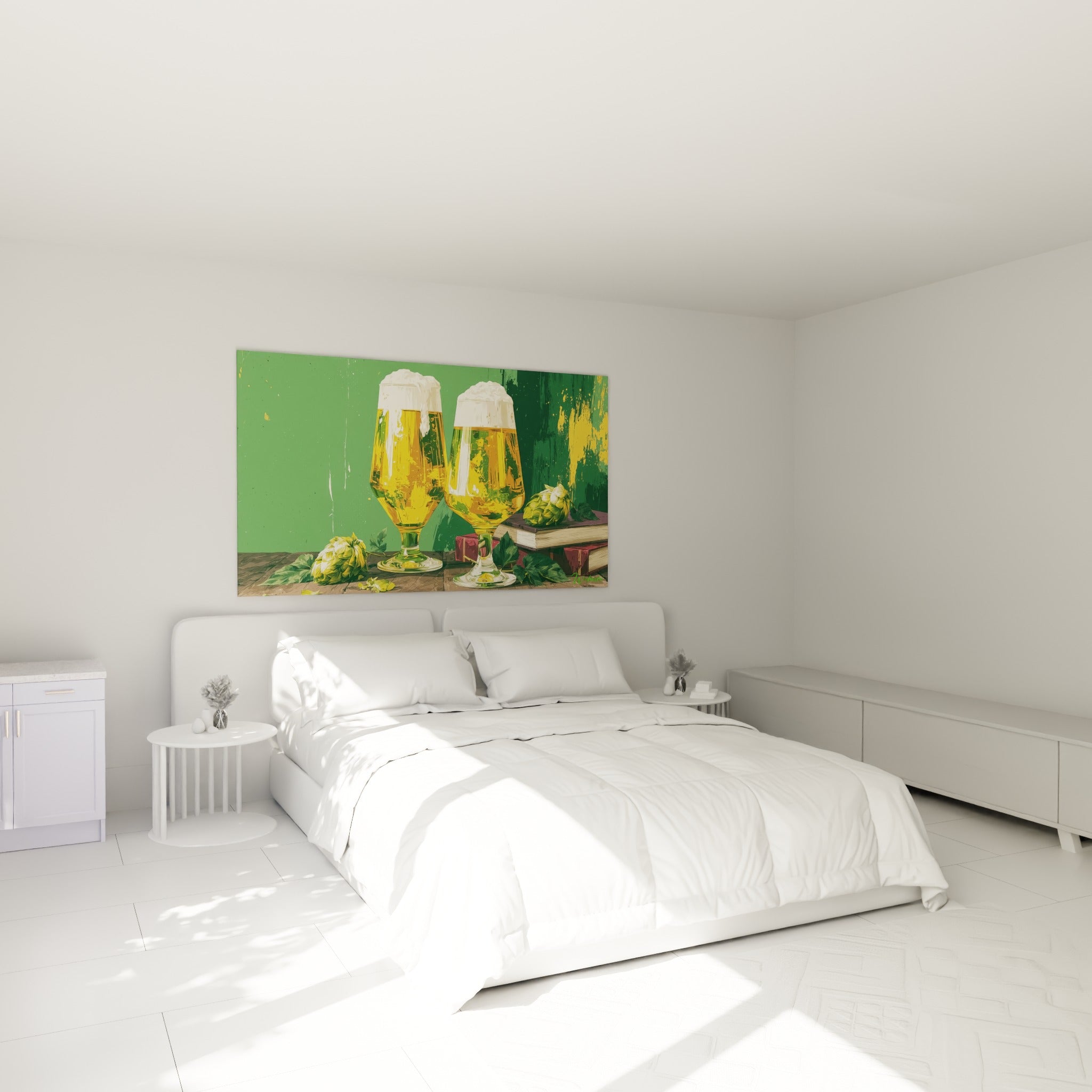 Bière dorée moussante et houblon vert accrochés au-dessus d'un lit dans une chambre claire