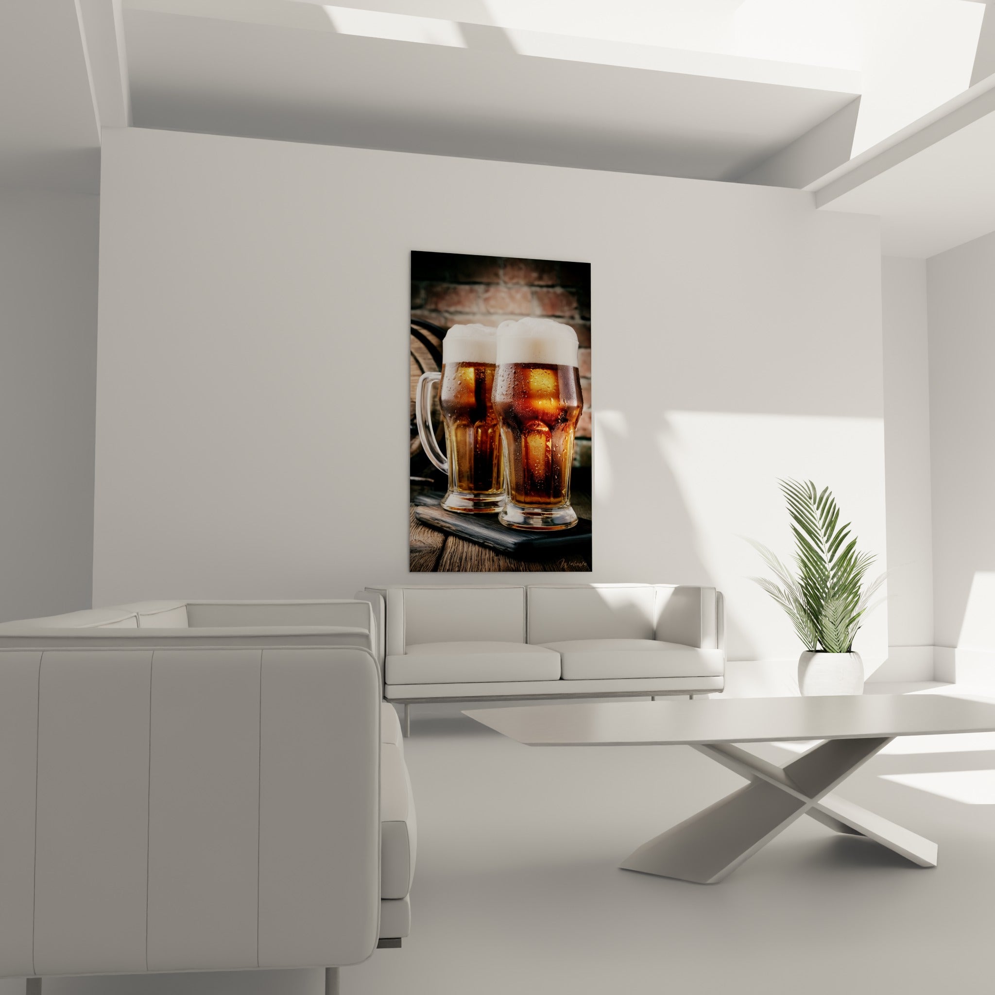 Verres de bière dorée givrés surmontés de mousse blanche au-dessus d'un canapé dans un salon lumineux