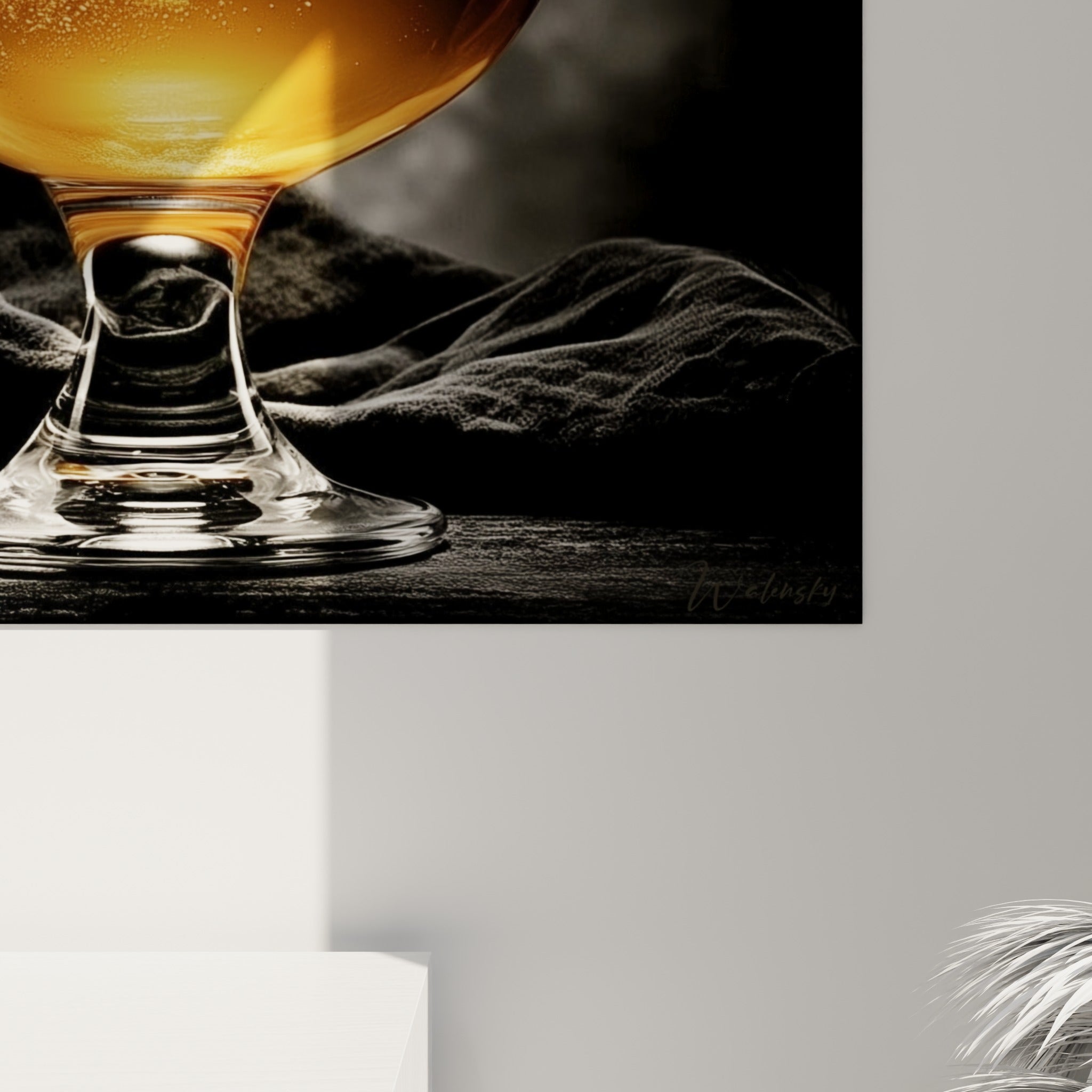 Détail du verre où la mousse blanche et le liquide doré se mêlent avec des reflets scintillants sur la matière imprimée