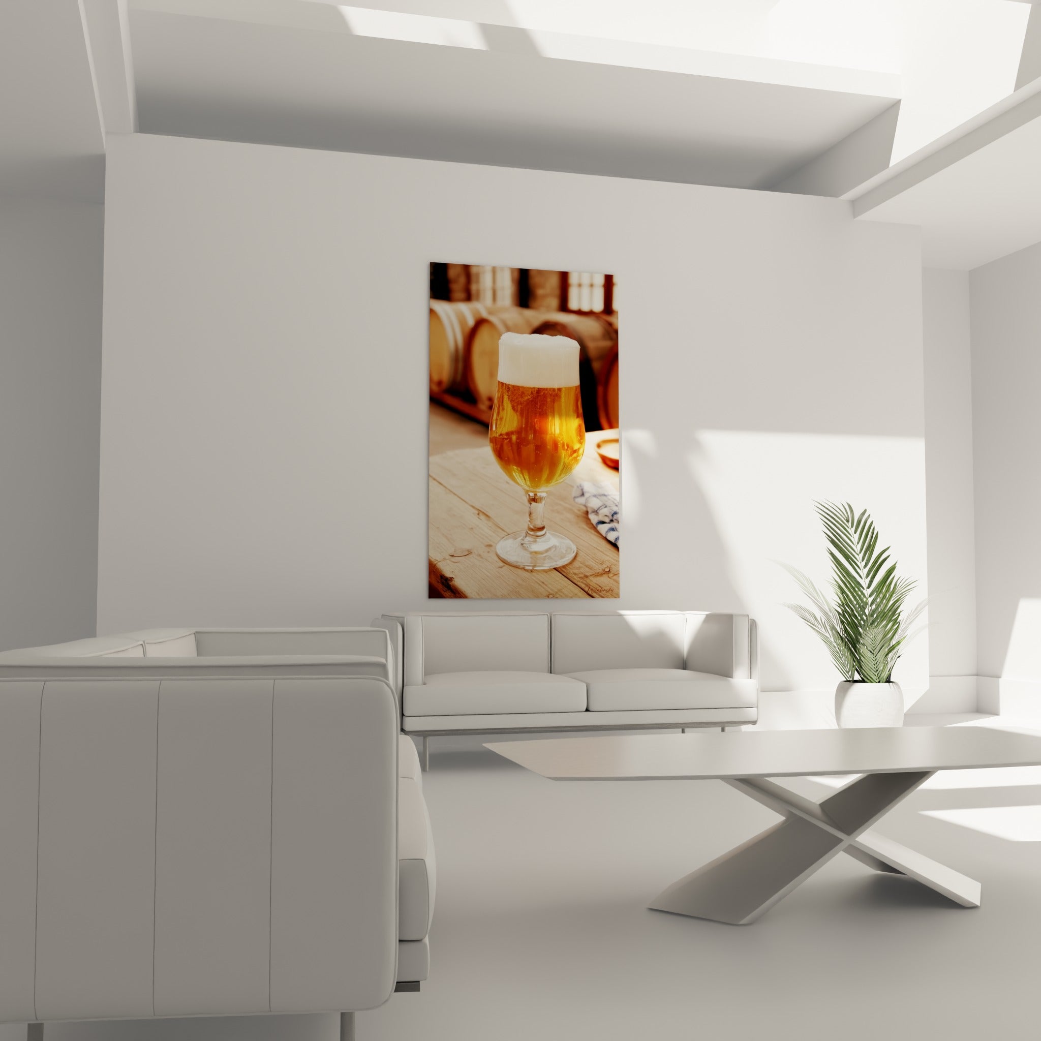 Pinte ambrée coiffée de mousse blanche crémeuse, tableau au-dessus d'un canapé dans un salon lumineux