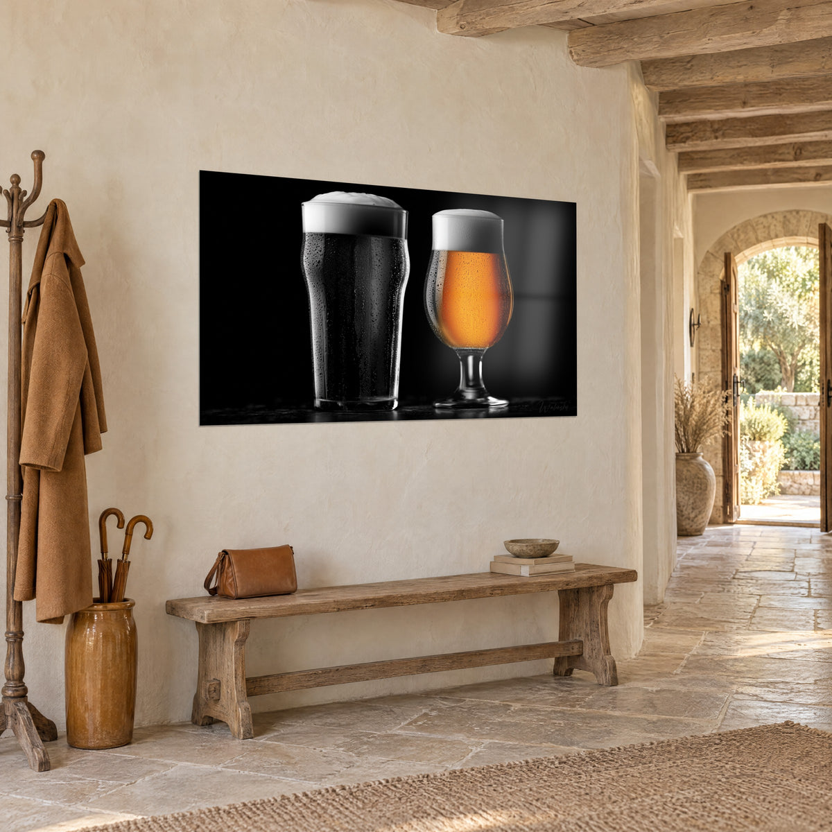 Πίνακας δίδυμο μπύρας, αδιαφανής stout και ξανθιά μπύρα με χαλκινή απόχρωση σε ποτήρι με πόδι, μαύρο φόντο, σε κρεμ πέτρινο τοίχο δίπλα σε ξύλινο παγκάκι