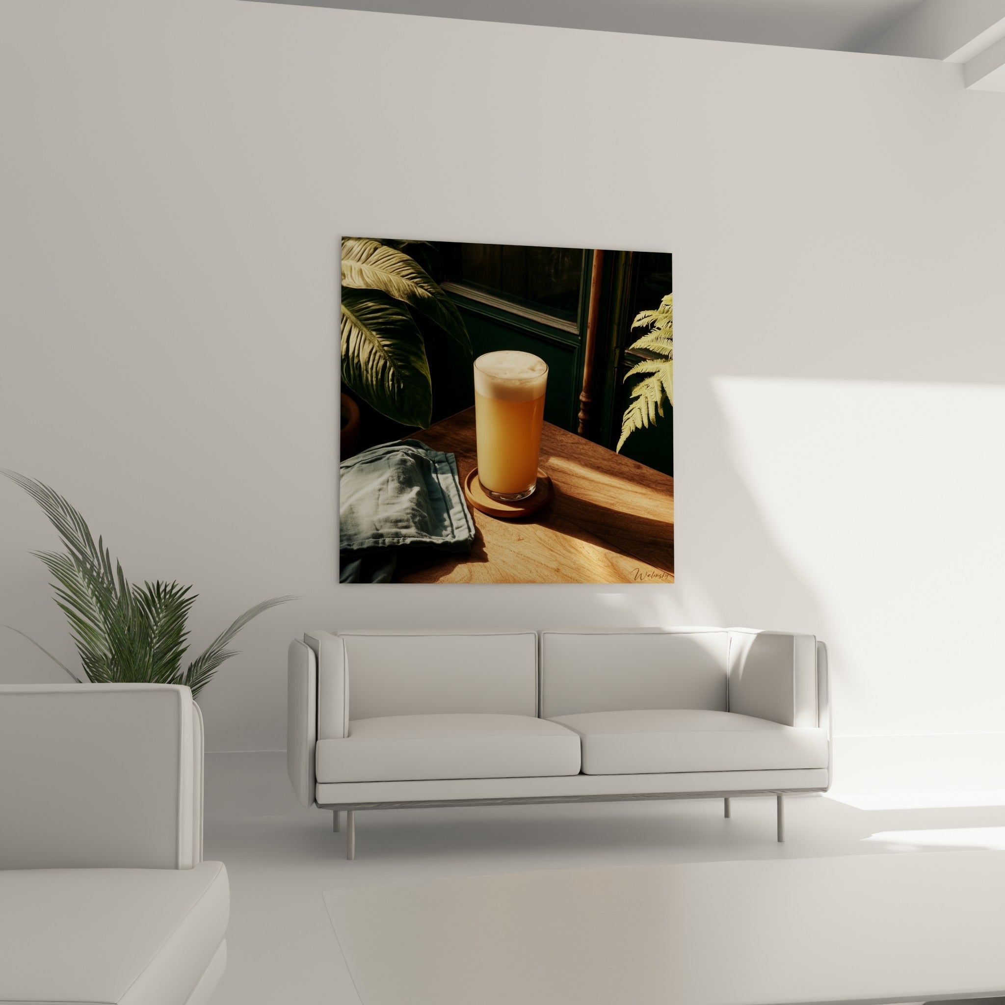 Reflets dorés et verts sur ce tableau bière, au-dessus d'un canapé dans un salon lumineux