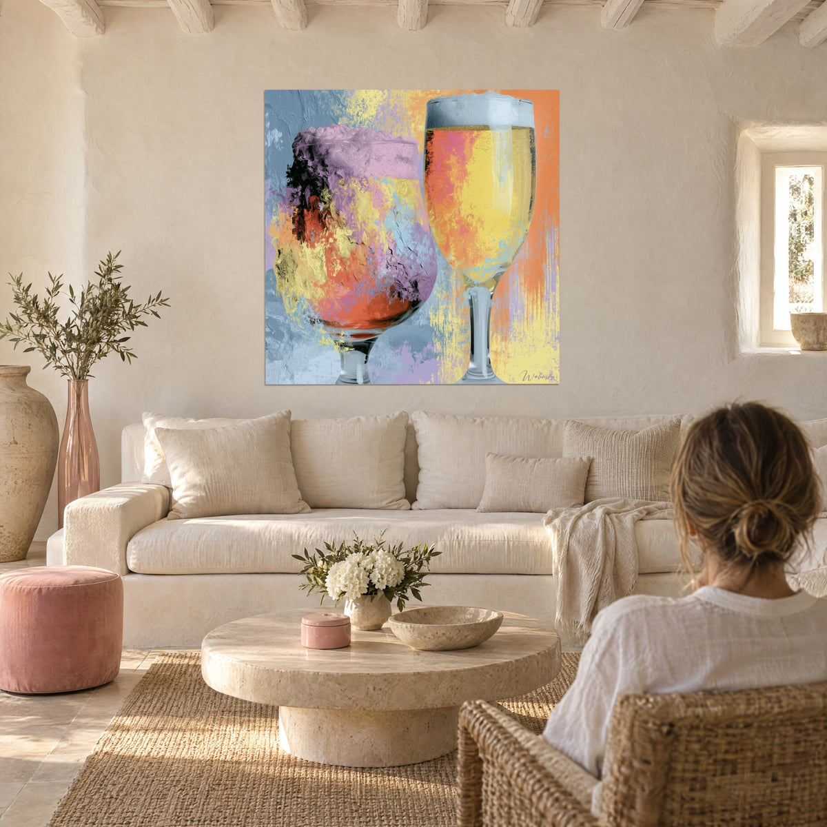 Cuadro dos vasos de cerveza espumosa, naranja difuminado y azul pastel, espuma lila, mujer de espaldas, sobre un sofá en un salón luminoso